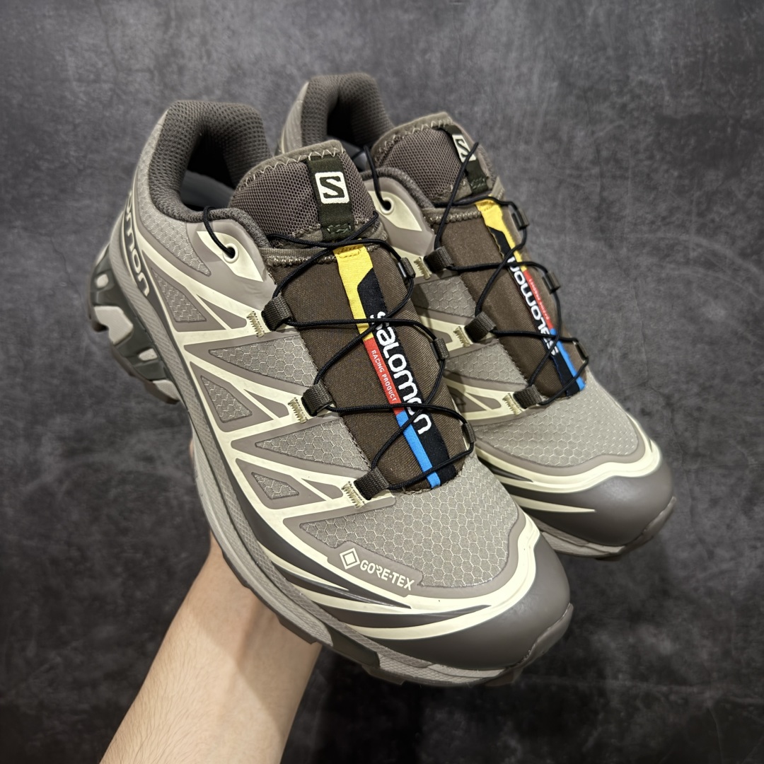 【PZ防水版】 Salomon XT-6 Gore-Tex防水款 萨洛蒙复古潮流户外机能登山跑鞋 浅棕色 417412 真正防水版本 区别假材料 纯原外贸平台特供订单 耗时半年巨作 全套原纸板楦头开发 原厂特供网布配套加持 确保原汁原味 完美呈现版型 原档数据独家私模五层组合大底 原装Ortholite轻量化鞋垫 中底布带钢印编号 原厂TPU锁扣 进口港宝加持 后跟自然饱满 还原公司包裹性 鞋面以“锯齿”状的包裹系统呈现 在基色底之下加入了各种色点缀 将公司的最新技术和时尚前卫的造型融入耐用的长跑款式中 鞋面由 TPU 薄膜制成 并焊接在高耐磨网眼上 使其既时尚又坚固 由 ACS底盘支撑 可增强稳定性和支撑力 以及由橡胶凸耳 Contragrip外底覆盖的 EVA 缓冲中底 旨在应对崎岖的地形 鞋舌上的彩色Salomon 标签、Quicklace 系统以及鞋头、鞋舌和鞋跟上的附加品牌使细节更加完美 让穿着者可以轻松驾驭户外与通勤下的任何运动生活场景 无缝鞋身户外随意纵横 颜值与脚感兼备 出街通勤 绝对非常吸睛 你值得拥有 尺码:36 36.5 37.5 38 38.5 39 40 40.5 41 42 42.5 43 44 44.5 45-选品中心