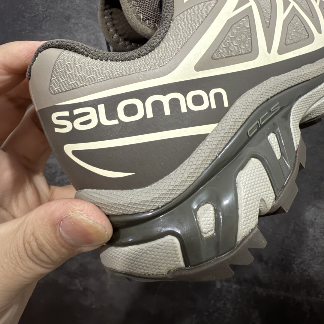 图片[2]-【PZ防水版】 Salomon XT-6 Gore-Tex防水款 萨洛蒙复古潮流户外机能登山跑鞋 浅棕色 417412 真正防水版本 区别假材料 纯原外贸平台特供订单 耗时半年巨作 全套原纸板楦头开发 原厂特供网布配套加持 确保原汁原味 完美呈现版型 原档数据独家私模五层组合大底 原装Ortholite轻量化鞋垫 中底布带钢印编号 原厂TPU锁扣 进口港宝加持 后跟自然饱满 还原公司包裹性 鞋面以“锯齿”状的包裹系统呈现 在基色底之下加入了各种色点缀 将公司的最新技术和时尚前卫的造型融入耐用的长跑款式中 鞋面由 TPU 薄膜制成 并焊接在高耐磨网眼上 使其既时尚又坚固 由 ACS底盘支撑 可增强稳定性和支撑力 以及由橡胶凸耳 Contragrip外底覆盖的 EVA 缓冲中底 旨在应对崎岖的地形 鞋舌上的彩色Salomon 标签、Quicklace 系统以及鞋头、鞋舌和鞋跟上的附加品牌使细节更加完美 让穿着者可以轻松驾驭户外与通勤下的任何运动生活场景 无缝鞋身户外随意纵横 颜值与脚感兼备 出街通勤 绝对非常吸睛 你值得拥有 尺码：36 36.5 37.5 38 38.5 39 40 40.5 41 42 42.5 43 44 44.5 45-选品中心