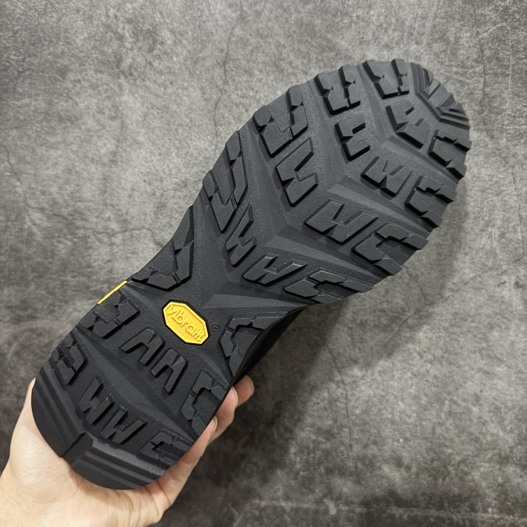 图片[9]-【公司级】可隆KOLON SPORT Skyler 2 舒适柔软 防水支撑轻便回弹 低帮 徒步鞋 黑色 脚感软到像踩云朵☁️—鞋面柔软贴合脚型，走石子路也不硌脚；防滑V黄金大底纹路深似锯齿，泥地、陡坡都稳稳拿捏，下雨天也不怕打滑。黑色耐脏又百搭，日常穿去上班是低调质感，进山徒步是可靠装备，从城市到山野，一双鞋承包所有 “出走计划” 尺码：39-45-选品中心