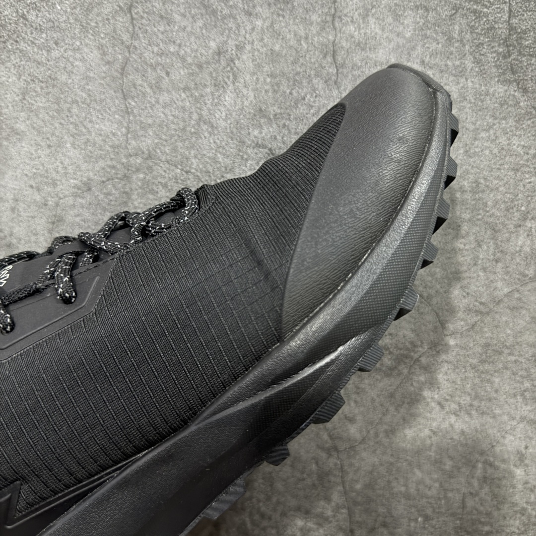 图片[6]-【公司级】可隆KOLON SPORT Skyler 2 舒适柔软 防水支撑轻便回弹 低帮 徒步鞋 黑色 脚感软到像踩云朵☁️—鞋面柔软贴合脚型，走石子路也不硌脚；防滑V黄金大底纹路深似锯齿，泥地、陡坡都稳稳拿捏，下雨天也不怕打滑。黑色耐脏又百搭，日常穿去上班是低调质感，进山徒步是可靠装备，从城市到山野，一双鞋承包所有 “出走计划” 尺码：39-45-选品中心