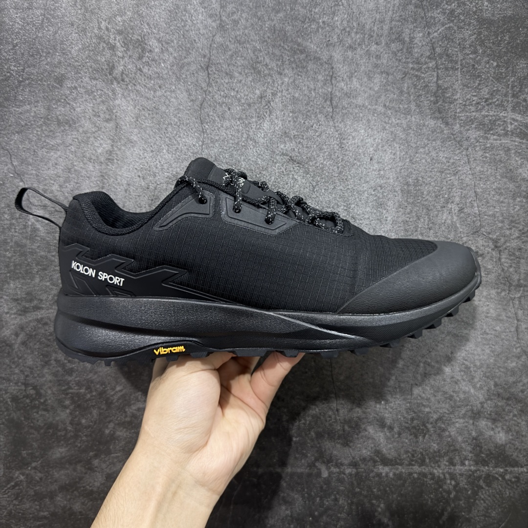 【公司级】可隆KOLON SPORT Skyler 2 舒适柔软 防水支撑轻便回弹 低帮 徒步鞋 黑色 脚感软到像踩云朵☁️—鞋面柔软贴合脚型,走石子路也不硌脚;防滑V黄金大底纹路深似锯齿,泥地、陡坡都稳稳拿捏,下雨天也不怕打滑。黑色耐脏又百搭,日常穿去上班是低调质感,进山徒步是可靠装备,从城市到山野,一双鞋承包所有 “出走计划” 尺码:39-45-选品中心