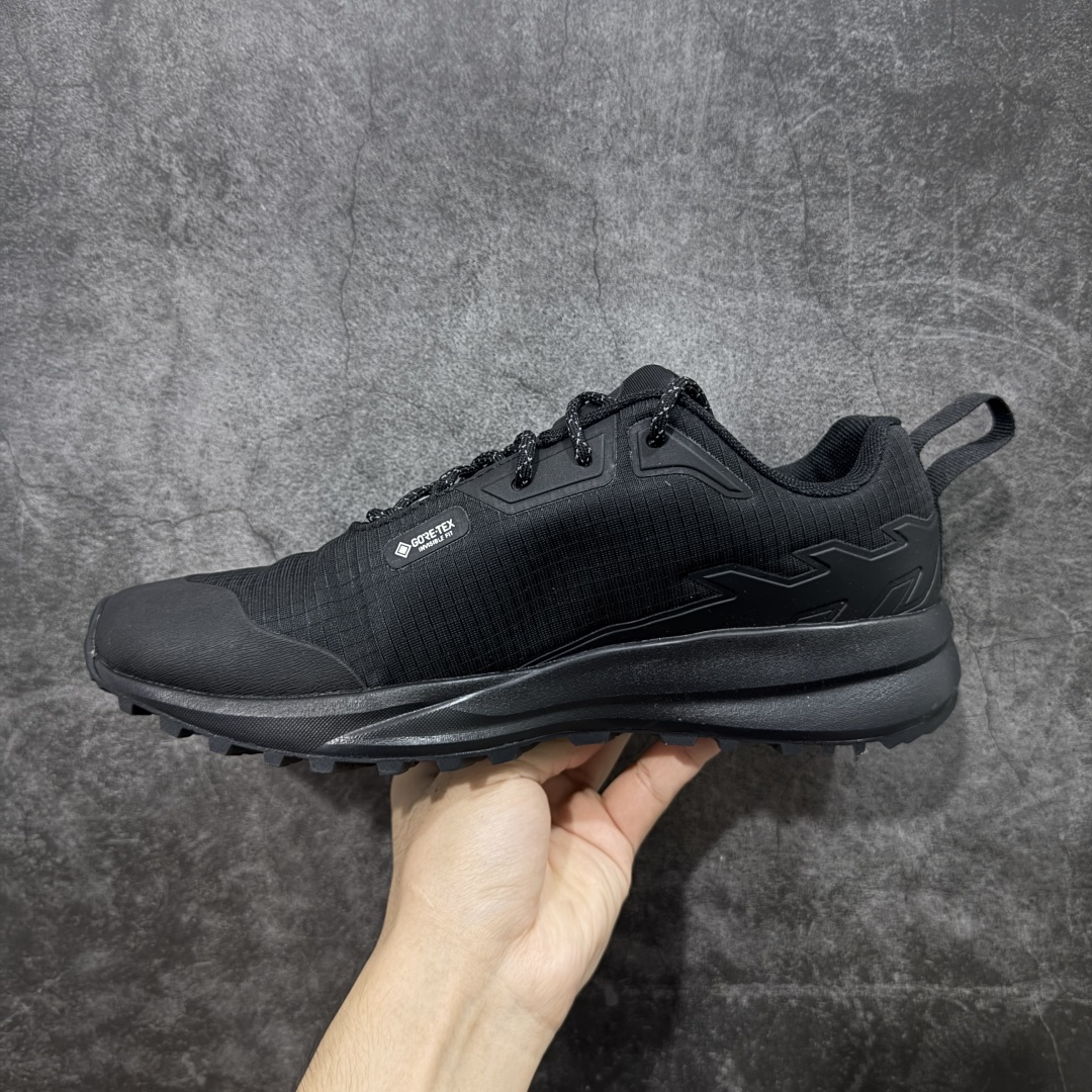 图片[2]-【公司级】可隆KOLON SPORT Skyler 2 舒适柔软 防水支撑轻便回弹 低帮 徒步鞋 黑色 脚感软到像踩云朵☁️—鞋面柔软贴合脚型，走石子路也不硌脚；防滑V黄金大底纹路深似锯齿，泥地、陡坡都稳稳拿捏，下雨天也不怕打滑。黑色耐脏又百搭，日常穿去上班是低调质感，进山徒步是可靠装备，从城市到山野，一双鞋承包所有 “出走计划” 尺码：39-45-选品中心