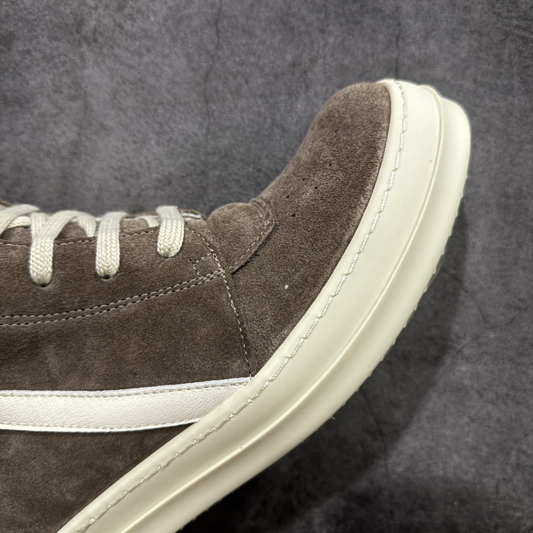 图片[6]-【莞顶渠道】RO欧文斯Rick owens 倒三角 棕色麂皮经典绑带搭配色，独特的倒三角和长鞋舌设计 进口原料牛皮 莞产超级顶货 新配色陆续上架 产品只会越做越漂亮💯 鞋头采用原版一致工艺 又翘又歪的效果目前这个技术市面上的任何版本都达不到这个效果 私模开发 细节一步到位不敢说百分百💯保证有百分之98还原 慢工出细活 好的产品不怕晚 这次的开发针对艺术家 收藏家 高品质 的人群 水染粒面小牛皮材质，和针车间距都是极致还原！ 顶级头层的小牛皮，质感无敌，奢侈品的触感！ 定制品牌logo的拉链！超大一比一规格礼盒装，重达3斤以上，外加定制欧文斯保护盒！ 配有日文、英文，双语种配件卡片！细节诠释，一件不落。 鞋盒翻盖 三标，正面+底部都一一做到！虽然增加不了实质的成本，但是打磨产品的细节，再微小也会还原！ 尺码：35 36 37 38 39 40 41 42 43 44 45 46-选品中心