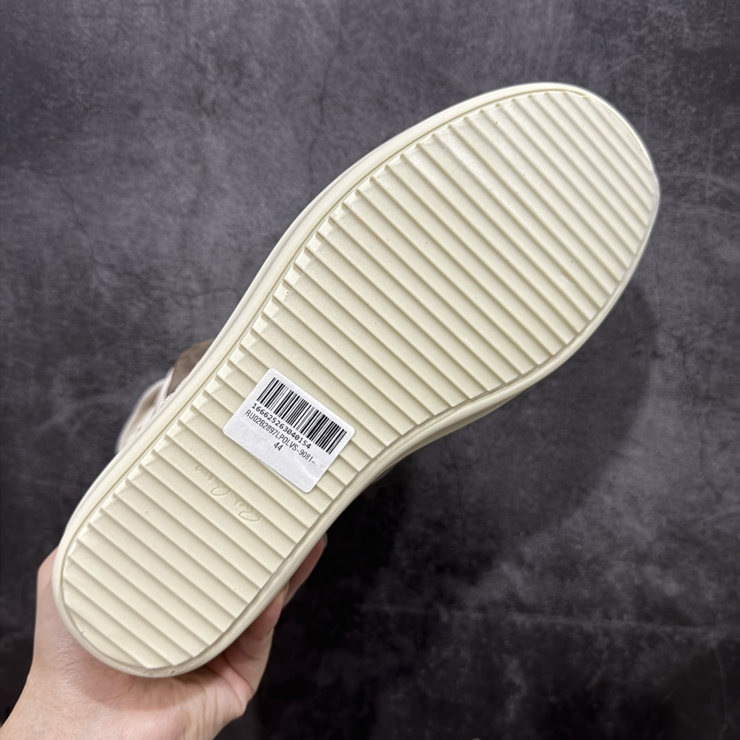 图片[9]-【莞顶渠道】RO欧文斯Rick owens 倒三角 棕色麂皮经典绑带搭配色，独特的倒三角和长鞋舌设计 进口原料牛皮 莞产超级顶货 新配色陆续上架 产品只会越做越漂亮💯 鞋头采用原版一致工艺 又翘又歪的效果目前这个技术市面上的任何版本都达不到这个效果 私模开发 细节一步到位不敢说百分百💯保证有百分之98还原 慢工出细活 好的产品不怕晚 这次的开发针对艺术家 收藏家 高品质 的人群 水染粒面小牛皮材质，和针车间距都是极致还原！ 顶级头层的小牛皮，质感无敌，奢侈品的触感！ 定制品牌logo的拉链！超大一比一规格礼盒装，重达3斤以上，外加定制欧文斯保护盒！ 配有日文、英文，双语种配件卡片！细节诠释，一件不落。 鞋盒翻盖 三标，正面+底部都一一做到！虽然增加不了实质的成本，但是打磨产品的细节，再微小也会还原！ 尺码：35 36 37 38 39 40 41 42 43 44 45 46-选品中心