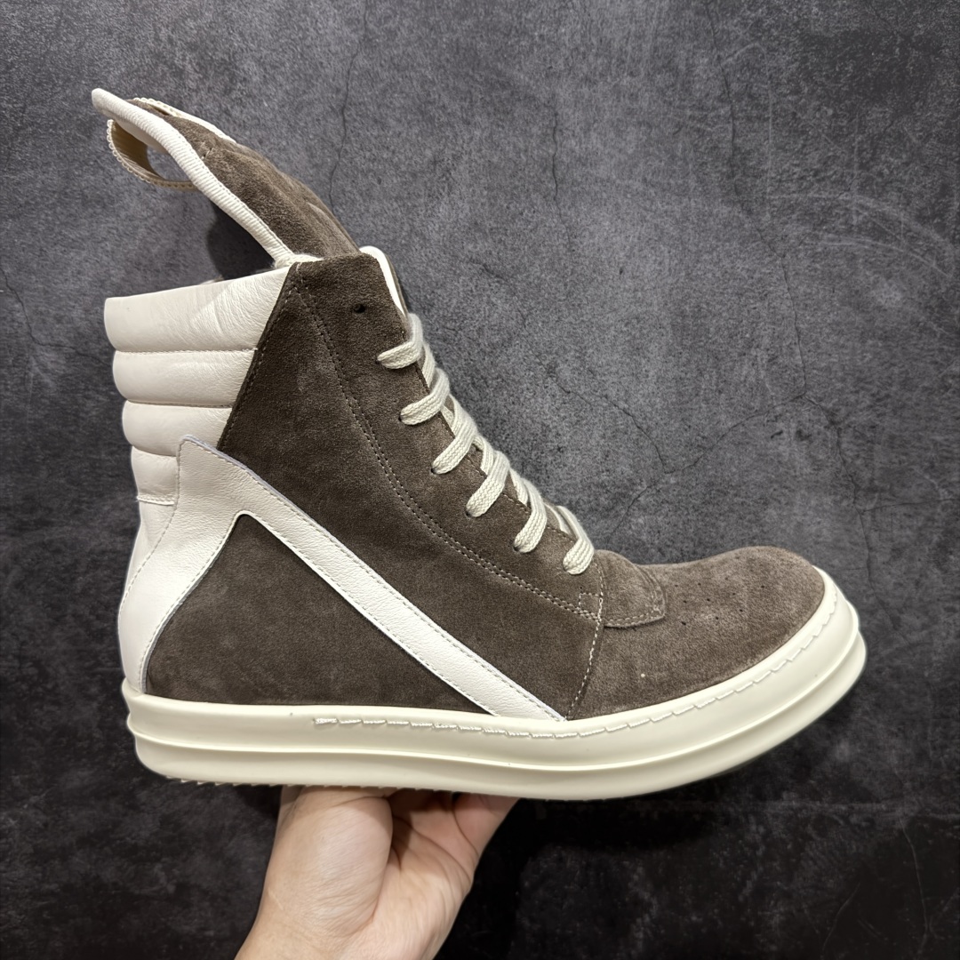 【莞顶渠道】RO欧文斯Rick owens 倒三角 棕色麂皮经典绑带搭配色,独特的倒三角和长鞋舌设计 进口原料牛皮 莞产超级顶货 新配色陆续上架 产品只会越做越漂亮💯 鞋头采用原版一致工艺 又翘又歪的效果目前这个技术市面上的任何版本都达不到这个效果 私模开发 细节一步到位不敢说百分百💯保证有百分之98还原 慢工出细活 好的产品不怕晚 这次的开发针对艺术家 收藏家 高品质 的人群 水染粒面小牛皮材质,和针车间距都是极致还原! 顶级头层的小牛皮,质感无敌,奢侈品的触感! 定制品牌logo的拉链!超大一比一规格礼盒装,重达3斤以上,外加定制欧文斯保护盒! 配有日文、英文,双语种配件卡片!细节诠释,一件不落。 鞋盒翻盖 三标,正面+底部都一一做到!虽然增加不了实质的成本,但是打磨产品的细节,再微小也会还原! 尺码:35 36 37 38 39 40 41 42 43 44 45 46-选品中心