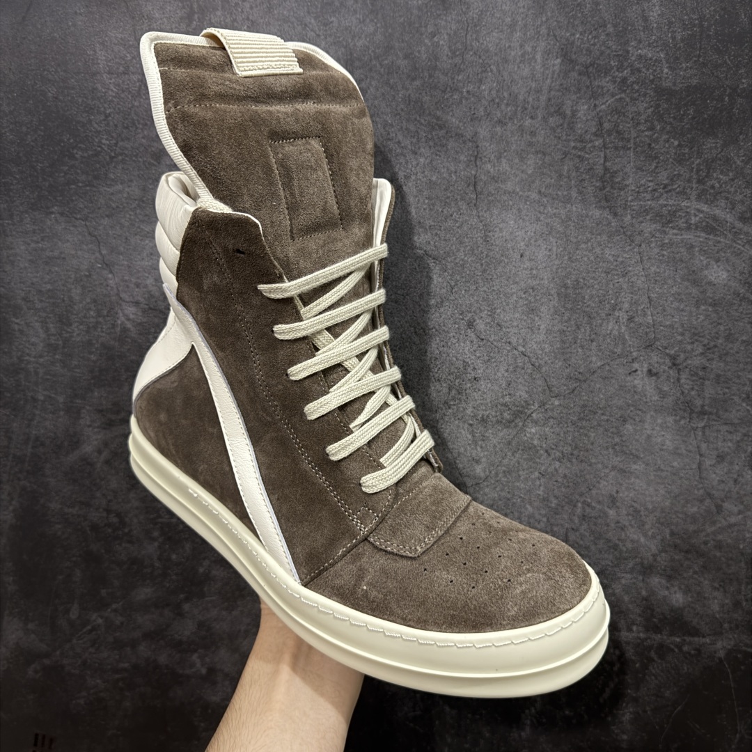 图片[3]-【莞顶渠道】RO欧文斯Rick owens 倒三角 棕色麂皮经典绑带搭配色，独特的倒三角和长鞋舌设计 进口原料牛皮 莞产超级顶货 新配色陆续上架 产品只会越做越漂亮💯 鞋头采用原版一致工艺 又翘又歪的效果目前这个技术市面上的任何版本都达不到这个效果 私模开发 细节一步到位不敢说百分百💯保证有百分之98还原 慢工出细活 好的产品不怕晚 这次的开发针对艺术家 收藏家 高品质 的人群 水染粒面小牛皮材质，和针车间距都是极致还原！ 顶级头层的小牛皮，质感无敌，奢侈品的触感！ 定制品牌logo的拉链！超大一比一规格礼盒装，重达3斤以上，外加定制欧文斯保护盒！ 配有日文、英文，双语种配件卡片！细节诠释，一件不落。 鞋盒翻盖 三标，正面+底部都一一做到！虽然增加不了实质的成本，但是打磨产品的细节，再微小也会还原！ 尺码：35 36 37 38 39 40 41 42 43 44 45 46-选品中心