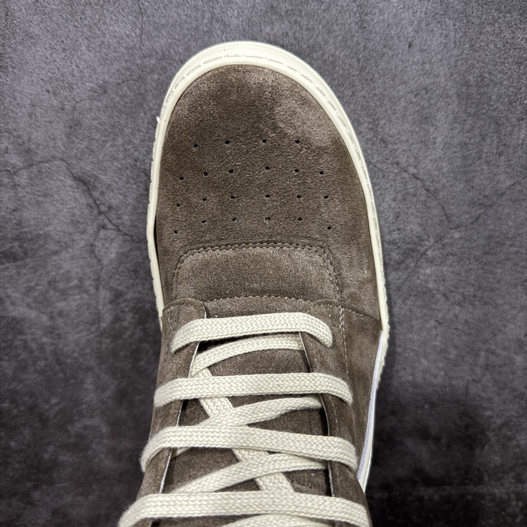 图片[5]-【莞顶渠道】RO欧文斯Rick owens 倒三角 棕色麂皮经典绑带搭配色，独特的倒三角和长鞋舌设计 进口原料牛皮 莞产超级顶货 新配色陆续上架 产品只会越做越漂亮💯 鞋头采用原版一致工艺 又翘又歪的效果目前这个技术市面上的任何版本都达不到这个效果 私模开发 细节一步到位不敢说百分百💯保证有百分之98还原 慢工出细活 好的产品不怕晚 这次的开发针对艺术家 收藏家 高品质 的人群 水染粒面小牛皮材质，和针车间距都是极致还原！ 顶级头层的小牛皮，质感无敌，奢侈品的触感！ 定制品牌logo的拉链！超大一比一规格礼盒装，重达3斤以上，外加定制欧文斯保护盒！ 配有日文、英文，双语种配件卡片！细节诠释，一件不落。 鞋盒翻盖 三标，正面+底部都一一做到！虽然增加不了实质的成本，但是打磨产品的细节，再微小也会还原！ 尺码：35 36 37 38 39 40 41 42 43 44 45 46-选品中心