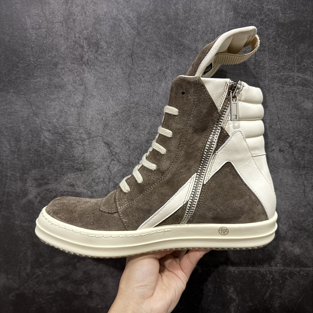 图片[2]-【莞顶渠道】RO欧文斯Rick owens 倒三角 棕色麂皮经典绑带搭配色，独特的倒三角和长鞋舌设计 进口原料牛皮 莞产超级顶货 新配色陆续上架 产品只会越做越漂亮💯 鞋头采用原版一致工艺 又翘又歪的效果目前这个技术市面上的任何版本都达不到这个效果 私模开发 细节一步到位不敢说百分百💯保证有百分之98还原 慢工出细活 好的产品不怕晚 这次的开发针对艺术家 收藏家 高品质 的人群 水染粒面小牛皮材质，和针车间距都是极致还原！ 顶级头层的小牛皮，质感无敌，奢侈品的触感！ 定制品牌logo的拉链！超大一比一规格礼盒装，重达3斤以上，外加定制欧文斯保护盒！ 配有日文、英文，双语种配件卡片！细节诠释，一件不落。 鞋盒翻盖 三标，正面+底部都一一做到！虽然增加不了实质的成本，但是打磨产品的细节，再微小也会还原！ 尺码：35 36 37 38 39 40 41 42 43 44 45 46-选品中心