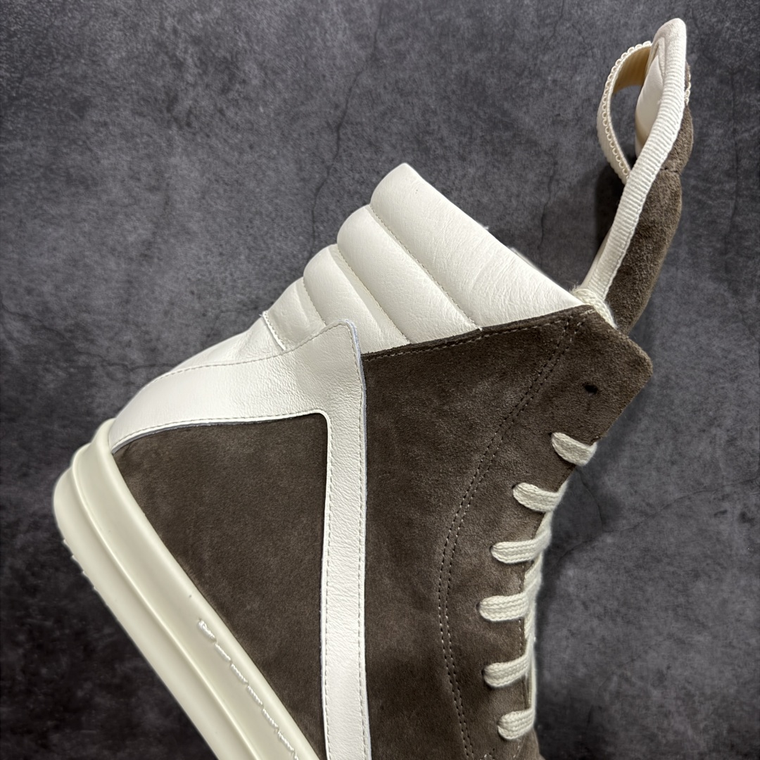 图片[7]-【莞顶渠道】RO欧文斯Rick owens 倒三角 棕色麂皮经典绑带搭配色，独特的倒三角和长鞋舌设计 进口原料牛皮 莞产超级顶货 新配色陆续上架 产品只会越做越漂亮💯 鞋头采用原版一致工艺 又翘又歪的效果目前这个技术市面上的任何版本都达不到这个效果 私模开发 细节一步到位不敢说百分百💯保证有百分之98还原 慢工出细活 好的产品不怕晚 这次的开发针对艺术家 收藏家 高品质 的人群 水染粒面小牛皮材质，和针车间距都是极致还原！ 顶级头层的小牛皮，质感无敌，奢侈品的触感！ 定制品牌logo的拉链！超大一比一规格礼盒装，重达3斤以上，外加定制欧文斯保护盒！ 配有日文、英文，双语种配件卡片！细节诠释，一件不落。 鞋盒翻盖 三标，正面+底部都一一做到！虽然增加不了实质的成本，但是打磨产品的细节，再微小也会还原！ 尺码：35 36 37 38 39 40 41 42 43 44 45 46-选品中心