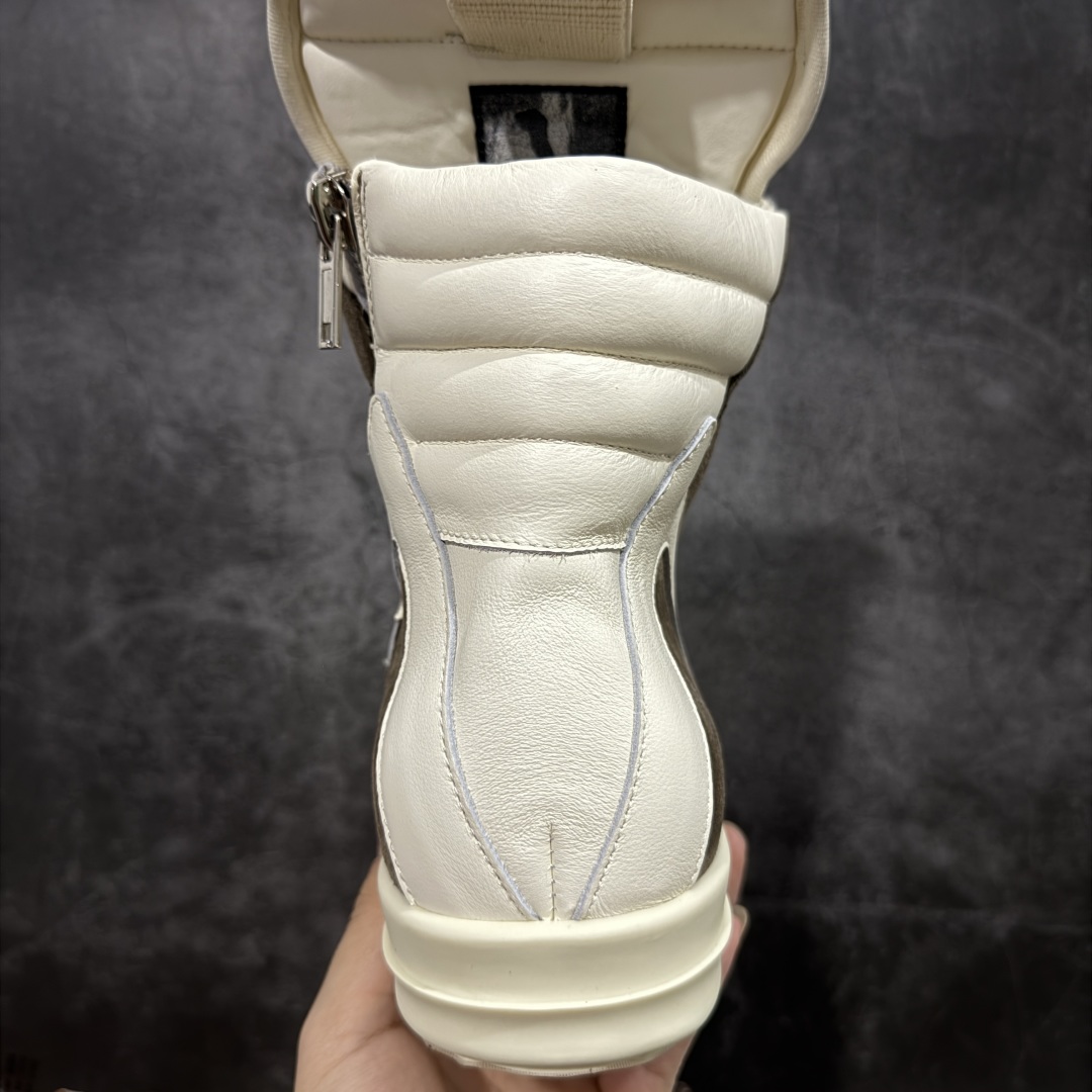 图片[4]-【莞顶渠道】RO欧文斯Rick owens 倒三角 棕色麂皮经典绑带搭配色，独特的倒三角和长鞋舌设计 进口原料牛皮 莞产超级顶货 新配色陆续上架 产品只会越做越漂亮💯 鞋头采用原版一致工艺 又翘又歪的效果目前这个技术市面上的任何版本都达不到这个效果 私模开发 细节一步到位不敢说百分百💯保证有百分之98还原 慢工出细活 好的产品不怕晚 这次的开发针对艺术家 收藏家 高品质 的人群 水染粒面小牛皮材质，和针车间距都是极致还原！ 顶级头层的小牛皮，质感无敌，奢侈品的触感！ 定制品牌logo的拉链！超大一比一规格礼盒装，重达3斤以上，外加定制欧文斯保护盒！ 配有日文、英文，双语种配件卡片！细节诠释，一件不落。 鞋盒翻盖 三标，正面+底部都一一做到！虽然增加不了实质的成本，但是打磨产品的细节，再微小也会还原！ 尺码：35 36 37 38 39 40 41 42 43 44 45 46-选品中心