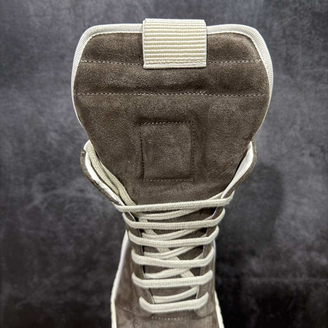 图片[8]-【莞顶渠道】RO欧文斯Rick owens 倒三角 棕色麂皮经典绑带搭配色，独特的倒三角和长鞋舌设计 进口原料牛皮 莞产超级顶货 新配色陆续上架 产品只会越做越漂亮💯 鞋头采用原版一致工艺 又翘又歪的效果目前这个技术市面上的任何版本都达不到这个效果 私模开发 细节一步到位不敢说百分百💯保证有百分之98还原 慢工出细活 好的产品不怕晚 这次的开发针对艺术家 收藏家 高品质 的人群 水染粒面小牛皮材质，和针车间距都是极致还原！ 顶级头层的小牛皮，质感无敌，奢侈品的触感！ 定制品牌logo的拉链！超大一比一规格礼盒装，重达3斤以上，外加定制欧文斯保护盒！ 配有日文、英文，双语种配件卡片！细节诠释，一件不落。 鞋盒翻盖 三标，正面+底部都一一做到！虽然增加不了实质的成本，但是打磨产品的细节，再微小也会还原！ 尺码：35 36 37 38 39 40 41 42 43 44 45 46-选品中心