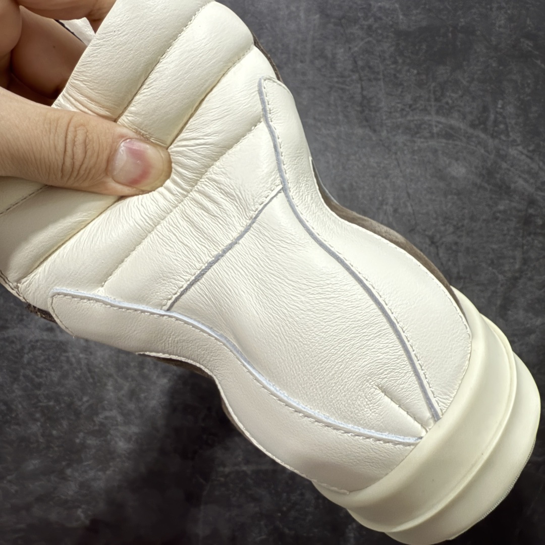 图片[2]-【莞顶渠道】RO欧文斯Rick owens 倒三角 棕色麂皮经典绑带搭配色，独特的倒三角和长鞋舌设计 进口原料牛皮 莞产超级顶货 新配色陆续上架 产品只会越做越漂亮💯 鞋头采用原版一致工艺 又翘又歪的效果目前这个技术市面上的任何版本都达不到这个效果 私模开发 细节一步到位不敢说百分百💯保证有百分之98还原 慢工出细活 好的产品不怕晚 这次的开发针对艺术家 收藏家 高品质 的人群 水染粒面小牛皮材质，和针车间距都是极致还原！ 顶级头层的小牛皮，质感无敌，奢侈品的触感！ 定制品牌logo的拉链！超大一比一规格礼盒装，重达3斤以上，外加定制欧文斯保护盒！ 配有日文、英文，双语种配件卡片！细节诠释，一件不落。 鞋盒翻盖 三标，正面+底部都一一做到！虽然增加不了实质的成本，但是打磨产品的细节，再微小也会还原！ 尺码：35 36 37 38 39 40 41 42 43 44 45 46-选品中心