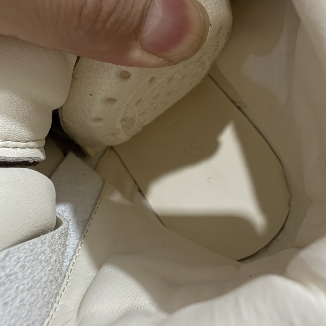 图片[7]-【莞顶渠道】RO欧文斯Rick owens 倒三角 棕色麂皮经典绑带搭配色，独特的倒三角和长鞋舌设计 进口原料牛皮 莞产超级顶货 新配色陆续上架 产品只会越做越漂亮💯 鞋头采用原版一致工艺 又翘又歪的效果目前这个技术市面上的任何版本都达不到这个效果 私模开发 细节一步到位不敢说百分百💯保证有百分之98还原 慢工出细活 好的产品不怕晚 这次的开发针对艺术家 收藏家 高品质 的人群 水染粒面小牛皮材质，和针车间距都是极致还原！ 顶级头层的小牛皮，质感无敌，奢侈品的触感！ 定制品牌logo的拉链！超大一比一规格礼盒装，重达3斤以上，外加定制欧文斯保护盒！ 配有日文、英文，双语种配件卡片！细节诠释，一件不落。 鞋盒翻盖 三标，正面+底部都一一做到！虽然增加不了实质的成本，但是打磨产品的细节，再微小也会还原！ 尺码：35 36 37 38 39 40 41 42 43 44 45 46-选品中心