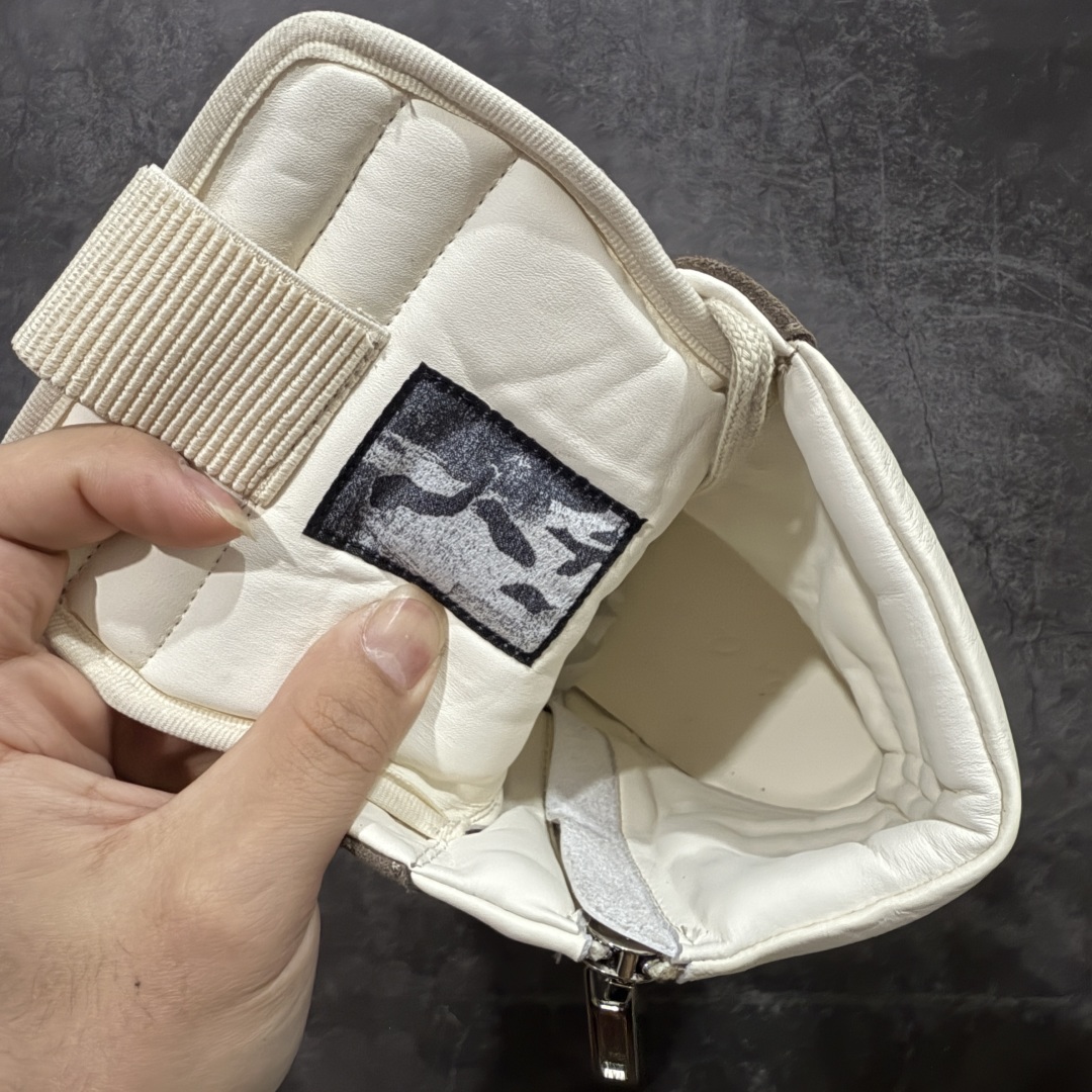 图片[6]-【莞顶渠道】RO欧文斯Rick owens 倒三角 棕色麂皮经典绑带搭配色，独特的倒三角和长鞋舌设计 进口原料牛皮 莞产超级顶货 新配色陆续上架 产品只会越做越漂亮💯 鞋头采用原版一致工艺 又翘又歪的效果目前这个技术市面上的任何版本都达不到这个效果 私模开发 细节一步到位不敢说百分百💯保证有百分之98还原 慢工出细活 好的产品不怕晚 这次的开发针对艺术家 收藏家 高品质 的人群 水染粒面小牛皮材质，和针车间距都是极致还原！ 顶级头层的小牛皮，质感无敌，奢侈品的触感！ 定制品牌logo的拉链！超大一比一规格礼盒装，重达3斤以上，外加定制欧文斯保护盒！ 配有日文、英文，双语种配件卡片！细节诠释，一件不落。 鞋盒翻盖 三标，正面+底部都一一做到！虽然增加不了实质的成本，但是打磨产品的细节，再微小也会还原！ 尺码：35 36 37 38 39 40 41 42 43 44 45 46-选品中心