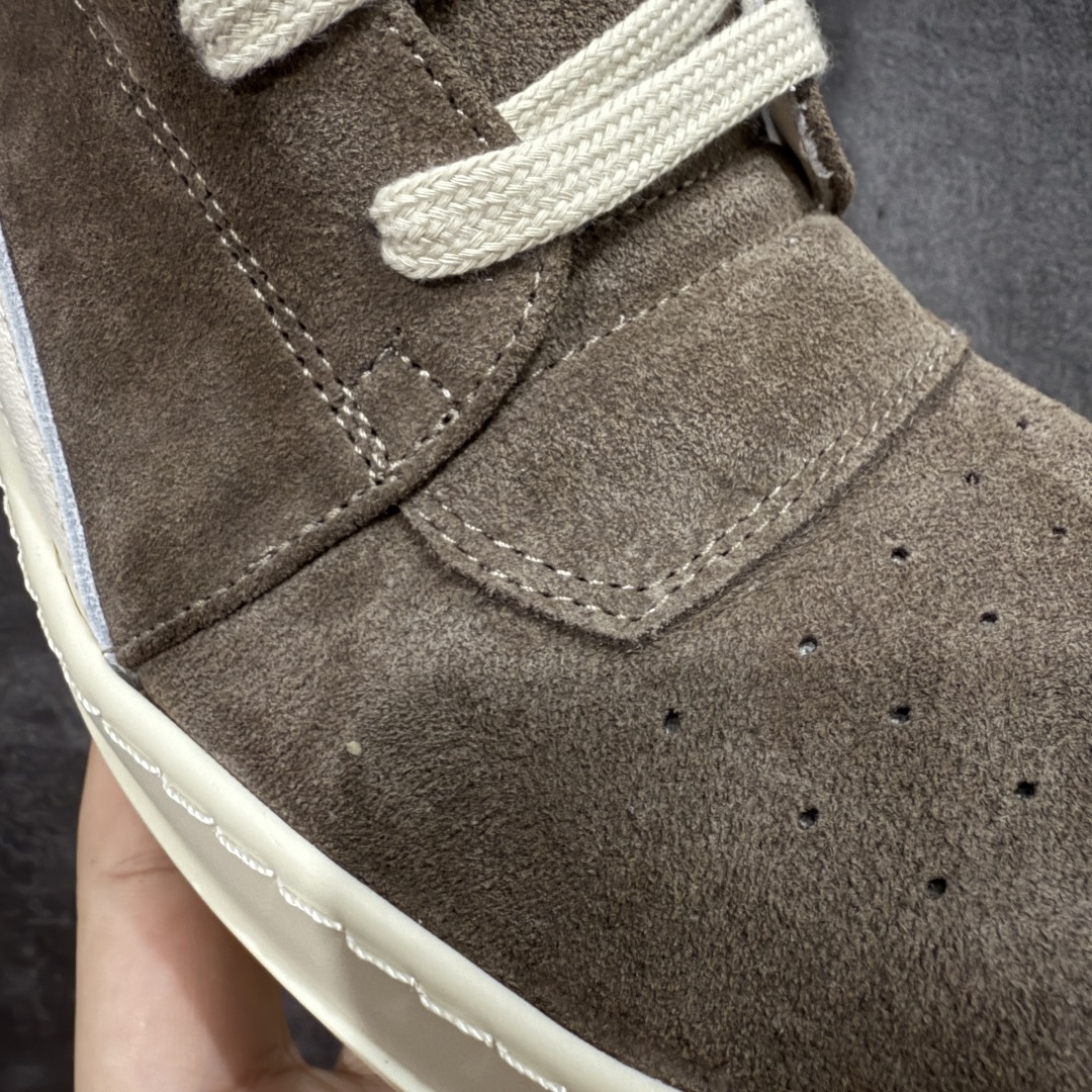 图片[4]-【莞顶渠道】RO欧文斯Rick owens 倒三角 棕色麂皮经典绑带搭配色，独特的倒三角和长鞋舌设计 进口原料牛皮 莞产超级顶货 新配色陆续上架 产品只会越做越漂亮💯 鞋头采用原版一致工艺 又翘又歪的效果目前这个技术市面上的任何版本都达不到这个效果 私模开发 细节一步到位不敢说百分百💯保证有百分之98还原 慢工出细活 好的产品不怕晚 这次的开发针对艺术家 收藏家 高品质 的人群 水染粒面小牛皮材质，和针车间距都是极致还原！ 顶级头层的小牛皮，质感无敌，奢侈品的触感！ 定制品牌logo的拉链！超大一比一规格礼盒装，重达3斤以上，外加定制欧文斯保护盒！ 配有日文、英文，双语种配件卡片！细节诠释，一件不落。 鞋盒翻盖 三标，正面+底部都一一做到！虽然增加不了实质的成本，但是打磨产品的细节，再微小也会还原！ 尺码：35 36 37 38 39 40 41 42 43 44 45 46-选品中心