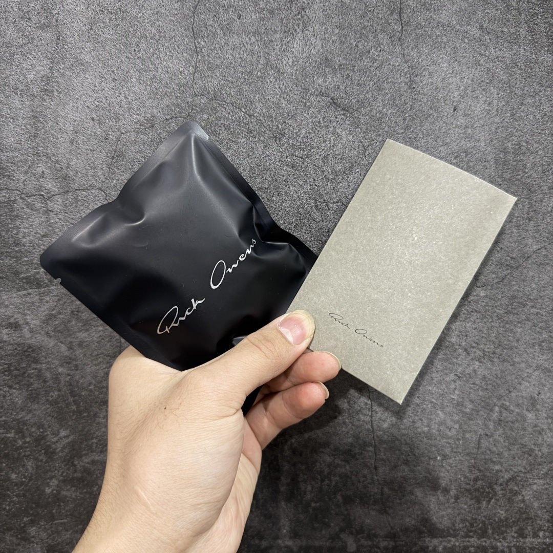 图片[9]-【莞顶渠道】RO欧文斯Rick owens 倒三角 棕色麂皮经典绑带搭配色，独特的倒三角和长鞋舌设计 进口原料牛皮 莞产超级顶货 新配色陆续上架 产品只会越做越漂亮💯 鞋头采用原版一致工艺 又翘又歪的效果目前这个技术市面上的任何版本都达不到这个效果 私模开发 细节一步到位不敢说百分百💯保证有百分之98还原 慢工出细活 好的产品不怕晚 这次的开发针对艺术家 收藏家 高品质 的人群 水染粒面小牛皮材质，和针车间距都是极致还原！ 顶级头层的小牛皮，质感无敌，奢侈品的触感！ 定制品牌logo的拉链！超大一比一规格礼盒装，重达3斤以上，外加定制欧文斯保护盒！ 配有日文、英文，双语种配件卡片！细节诠释，一件不落。 鞋盒翻盖 三标，正面+底部都一一做到！虽然增加不了实质的成本，但是打磨产品的细节，再微小也会还原！ 尺码：35 36 37 38 39 40 41 42 43 44 45 46-选品中心