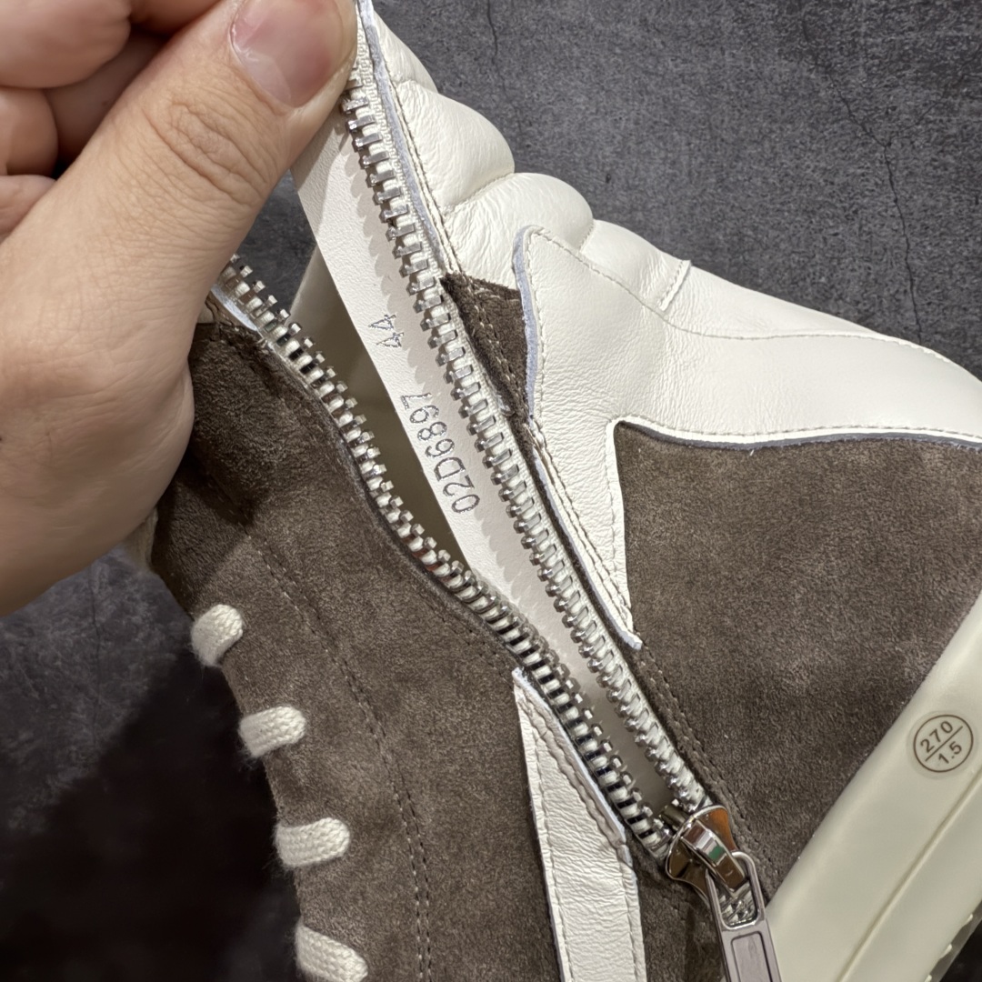 图片[8]-【莞顶渠道】RO欧文斯Rick owens 倒三角 棕色麂皮经典绑带搭配色，独特的倒三角和长鞋舌设计 进口原料牛皮 莞产超级顶货 新配色陆续上架 产品只会越做越漂亮💯 鞋头采用原版一致工艺 又翘又歪的效果目前这个技术市面上的任何版本都达不到这个效果 私模开发 细节一步到位不敢说百分百💯保证有百分之98还原 慢工出细活 好的产品不怕晚 这次的开发针对艺术家 收藏家 高品质 的人群 水染粒面小牛皮材质，和针车间距都是极致还原！ 顶级头层的小牛皮，质感无敌，奢侈品的触感！ 定制品牌logo的拉链！超大一比一规格礼盒装，重达3斤以上，外加定制欧文斯保护盒！ 配有日文、英文，双语种配件卡片！细节诠释，一件不落。 鞋盒翻盖 三标，正面+底部都一一做到！虽然增加不了实质的成本，但是打磨产品的细节，再微小也会还原！ 尺码：35 36 37 38 39 40 41 42 43 44 45 46-选品中心