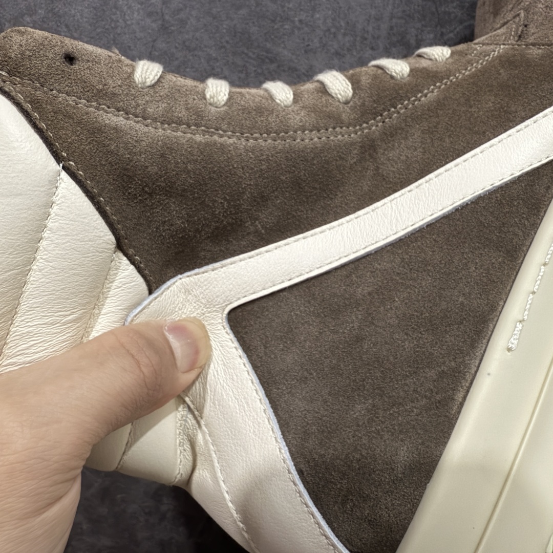 图片[3]-【莞顶渠道】RO欧文斯Rick owens 倒三角 棕色麂皮经典绑带搭配色，独特的倒三角和长鞋舌设计 进口原料牛皮 莞产超级顶货 新配色陆续上架 产品只会越做越漂亮💯 鞋头采用原版一致工艺 又翘又歪的效果目前这个技术市面上的任何版本都达不到这个效果 私模开发 细节一步到位不敢说百分百💯保证有百分之98还原 慢工出细活 好的产品不怕晚 这次的开发针对艺术家 收藏家 高品质 的人群 水染粒面小牛皮材质，和针车间距都是极致还原！ 顶级头层的小牛皮，质感无敌，奢侈品的触感！ 定制品牌logo的拉链！超大一比一规格礼盒装，重达3斤以上，外加定制欧文斯保护盒！ 配有日文、英文，双语种配件卡片！细节诠释，一件不落。 鞋盒翻盖 三标，正面+底部都一一做到！虽然增加不了实质的成本，但是打磨产品的细节，再微小也会还原！ 尺码：35 36 37 38 39 40 41 42 43 44 45 46-选品中心