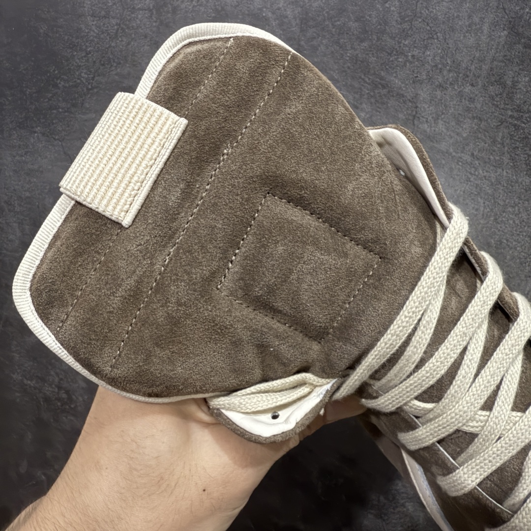 图片[5]-【莞顶渠道】RO欧文斯Rick owens 倒三角 棕色麂皮经典绑带搭配色，独特的倒三角和长鞋舌设计 进口原料牛皮 莞产超级顶货 新配色陆续上架 产品只会越做越漂亮💯 鞋头采用原版一致工艺 又翘又歪的效果目前这个技术市面上的任何版本都达不到这个效果 私模开发 细节一步到位不敢说百分百💯保证有百分之98还原 慢工出细活 好的产品不怕晚 这次的开发针对艺术家 收藏家 高品质 的人群 水染粒面小牛皮材质，和针车间距都是极致还原！ 顶级头层的小牛皮，质感无敌，奢侈品的触感！ 定制品牌logo的拉链！超大一比一规格礼盒装，重达3斤以上，外加定制欧文斯保护盒！ 配有日文、英文，双语种配件卡片！细节诠释，一件不落。 鞋盒翻盖 三标，正面+底部都一一做到！虽然增加不了实质的成本，但是打磨产品的细节，再微小也会还原！ 尺码：35 36 37 38 39 40 41 42 43 44 45 46-选品中心