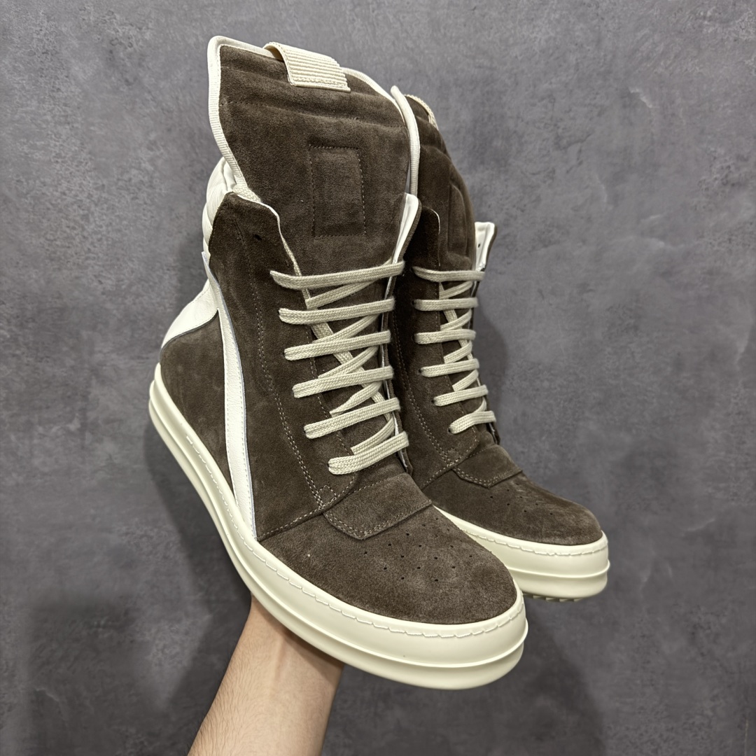 【莞顶渠道】RO欧文斯Rick owens 倒三角 棕色麂皮经典绑带搭配色,独特的倒三角和长鞋舌设计 进口原料牛皮 莞产超级顶货 新配色陆续上架 产品只会越做越漂亮💯 鞋头采用原版一致工艺 又翘又歪的效果目前这个技术市面上的任何版本都达不到这个效果 私模开发 细节一步到位不敢说百分百💯保证有百分之98还原 慢工出细活 好的产品不怕晚 这次的开发针对艺术家 收藏家 高品质 的人群 水染粒面小牛皮材质,和针车间距都是极致还原! 顶级头层的小牛皮,质感无敌,奢侈品的触感! 定制品牌logo的拉链!超大一比一规格礼盒装,重达3斤以上,外加定制欧文斯保护盒! 配有日文、英文,双语种配件卡片!细节诠释,一件不落。 鞋盒翻盖 三标,正面+底部都一一做到!虽然增加不了实质的成本,但是打磨产品的细节,再微小也会还原! 尺码:35 36 37 38 39 40 41 42 43 44 45 46-选品中心
