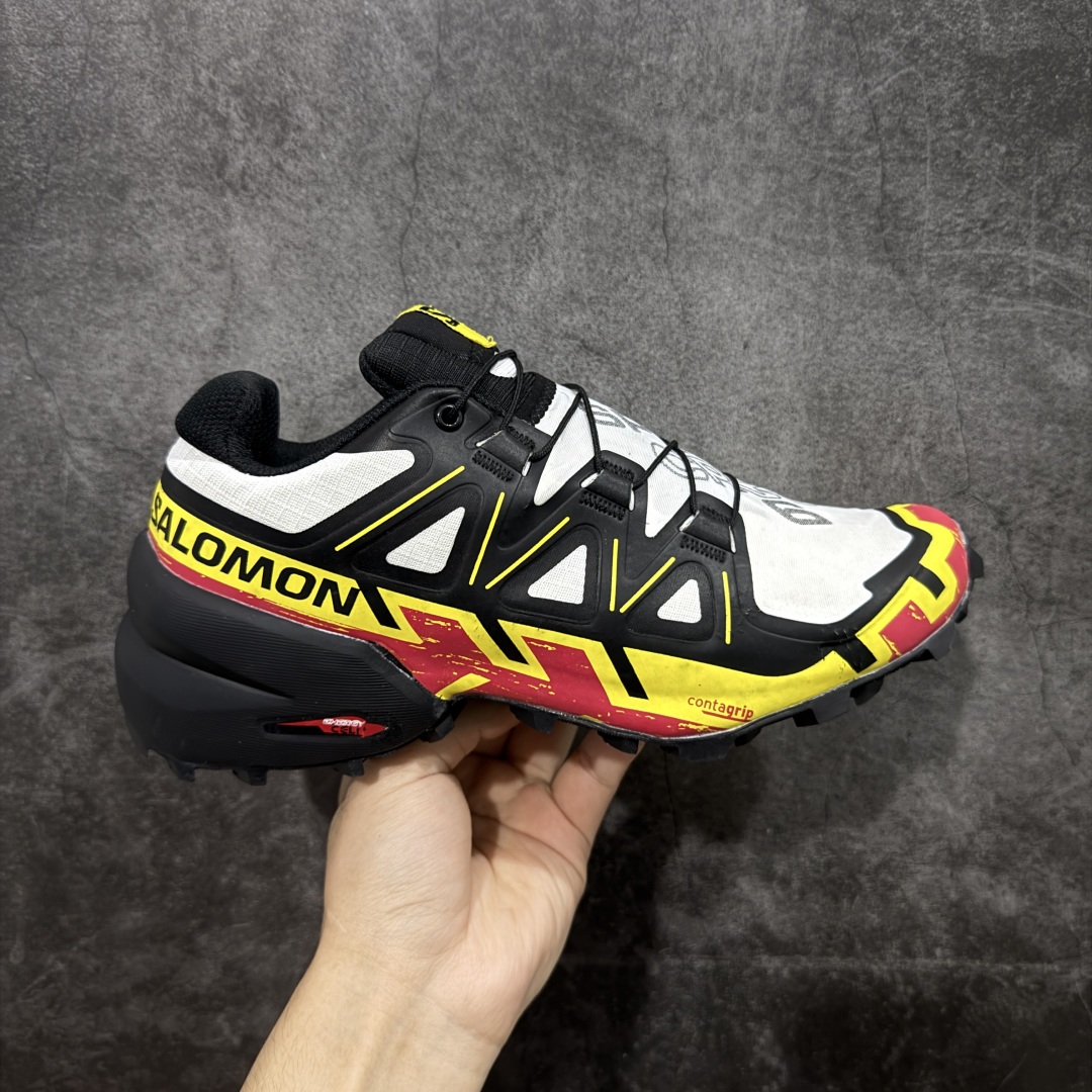 【莞产版本】萨洛蒙/Salomon Speed Cross 6织物皮革低帮全能越野透气休闲运动鞋 Salomon 正式推出全新概念鞋款 SPEEDCROSS 以侵略性设计与先锋户外美学融合 相互交织出纵横山野和城市间的跑鞋轮廓 由混合网眼织物与皮革打造鞋面 辅以皮革细节点缀增强视觉冲击 整体以爪痕式的鞋面纹路搭配流线型轮廓呈现 极具辨识度的夸张外大底设计 增高之余更适合城市生活环境的舒适防滑效果 功能性层面 鞋面 3D 开放式网眼最大限度提供着用透气性 并注入合成材料为户外穿着带来极大的耐用和保护性 得益于 Salomon 多项功能性科技 从中底到鞋带系统都为脚部提供了一个安全和舒适的贴合感 并在松散、柔软、崎岖和不平坦的地形环境上带来卓越的抓地力 尺码:40-46-选品中心