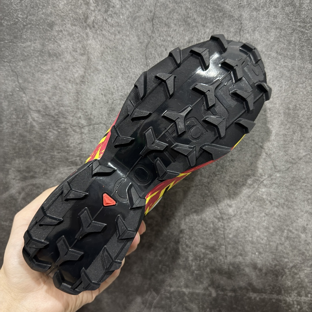 图片[9]-【莞产版本】萨洛蒙/Salomon Speed Cross 6织物皮革低帮全能越野透气休闲运动鞋 Salomon 正式推出全新概念鞋款 SPEEDCROSS 以侵略性设计与先锋户外美学融合 相互交织出纵横山野和城市间的跑鞋轮廓 由混合网眼织物与皮革打造鞋面 辅以皮革细节点缀增强视觉冲击 整体以爪痕式的鞋面纹路搭配流线型轮廓呈现 极具辨识度的夸张外大底设计 增高之余更适合城市生活环境的舒适防滑效果 功能性层面 鞋面 3D 开放式网眼最大限度提供着用透气性 并注入合成材料为户外穿着带来极大的耐用和保护性 得益于 Salomon 多项功能性科技 从中底到鞋带系统都为脚部提供了一个安全和舒适的贴合感 并在松散、柔软、崎岖和不平坦的地形环境上带来卓越的抓地力 尺码：40-46-选品中心