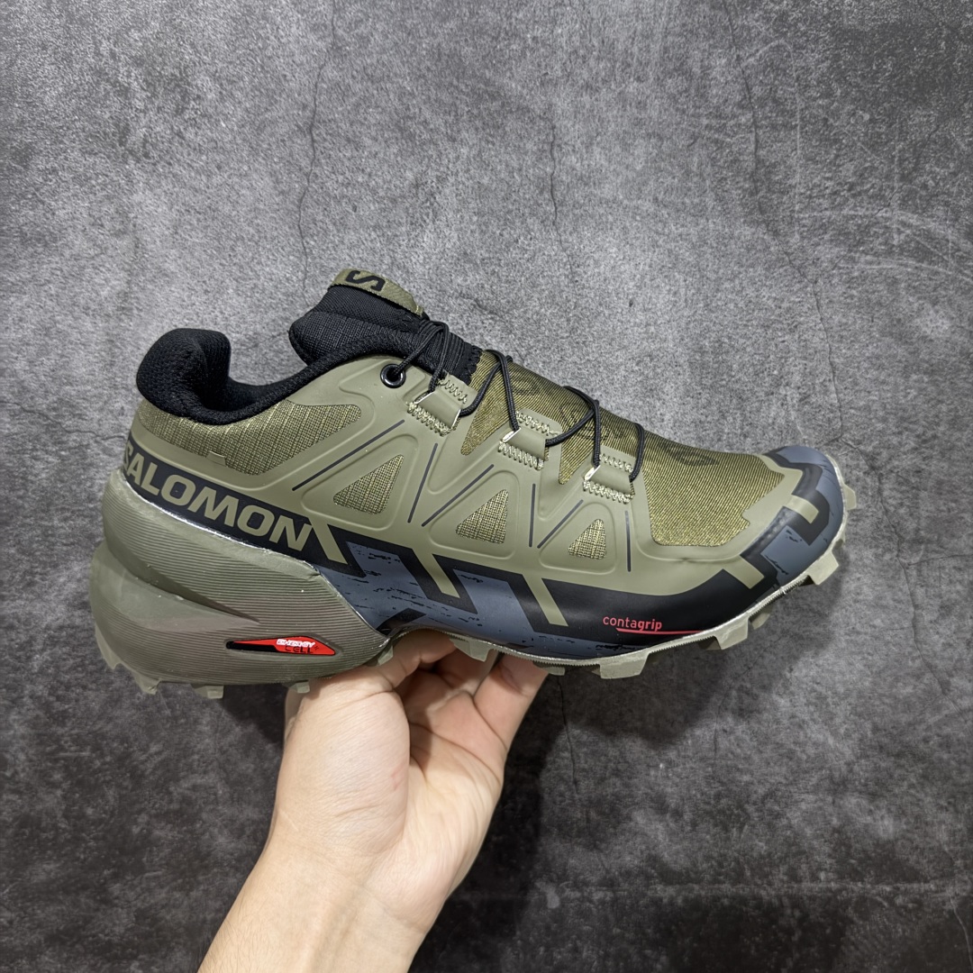 【莞产版本】萨洛蒙/Salomon Speed Cross 6织物皮革低帮全能越野透气休闲运动鞋 Salomon 正式推出全新概念鞋款 SPEEDCROSS 以侵略性设计与先锋户外美学融合 相互交织出纵横山野和城市间的跑鞋轮廓 由混合网眼织物与皮革打造鞋面 辅以皮革细节点缀增强视觉冲击 整体以爪痕式的鞋面纹路搭配流线型轮廓呈现 极具辨识度的夸张外大底设计 增高之余更适合城市生活环境的舒适防滑效果 功能性层面 鞋面 3D 开放式网眼最大限度提供着用透气性 并注入合成材料为户外穿着带来极大的耐用和保护性 得益于 Salomon 多项功能性科技 从中底到鞋带系统都为脚部提供了一个安全和舒适的贴合感 并在松散、柔软、崎岖和不平坦的地形环境上带来卓越的抓地力 尺码:40-46-选品中心