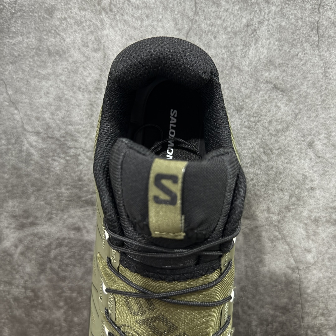 图片[8]-【莞产版本】萨洛蒙/Salomon Speed Cross 6织物皮革低帮全能越野透气休闲运动鞋 Salomon 正式推出全新概念鞋款 SPEEDCROSS 以侵略性设计与先锋户外美学融合 相互交织出纵横山野和城市间的跑鞋轮廓 由混合网眼织物与皮革打造鞋面 辅以皮革细节点缀增强视觉冲击 整体以爪痕式的鞋面纹路搭配流线型轮廓呈现 极具辨识度的夸张外大底设计 增高之余更适合城市生活环境的舒适防滑效果 功能性层面 鞋面 3D 开放式网眼最大限度提供着用透气性 并注入合成材料为户外穿着带来极大的耐用和保护性 得益于 Salomon 多项功能性科技 从中底到鞋带系统都为脚部提供了一个安全和舒适的贴合感 并在松散、柔软、崎岖和不平坦的地形环境上带来卓越的抓地力 尺码：40-46-选品中心