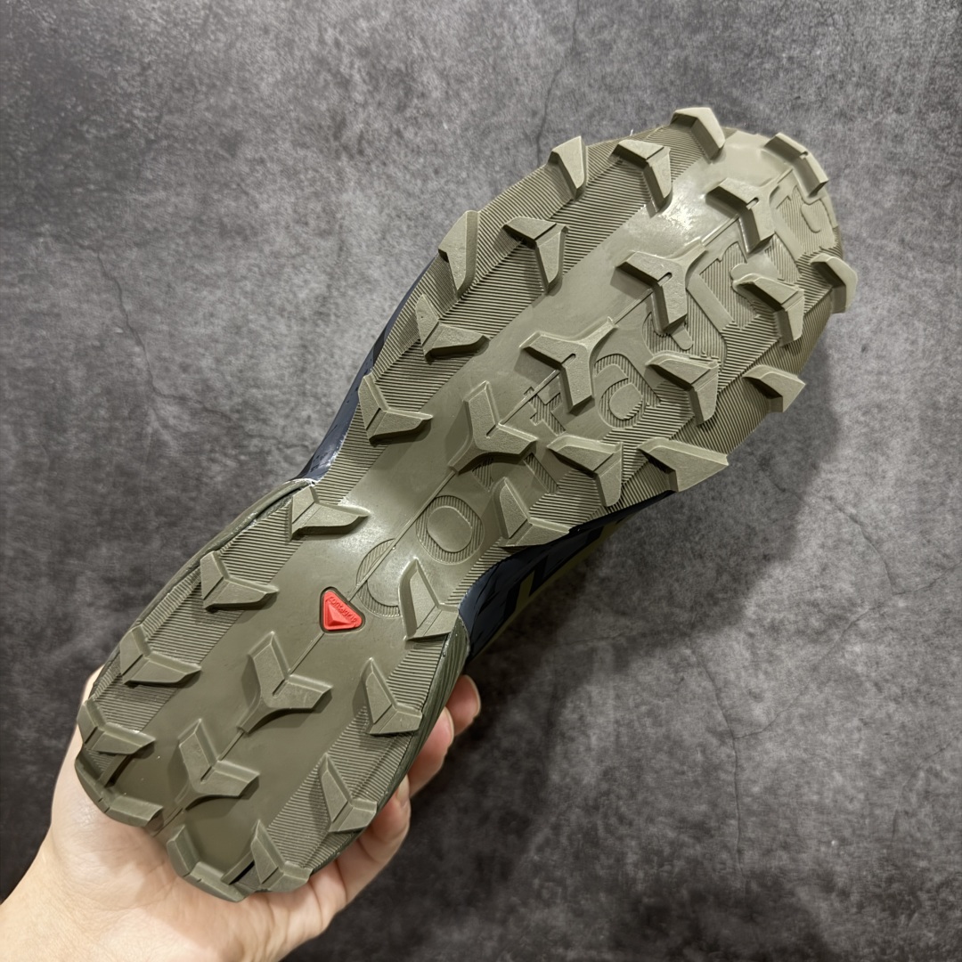 图片[9]-【莞产版本】萨洛蒙/Salomon Speed Cross 6织物皮革低帮全能越野透气休闲运动鞋 Salomon 正式推出全新概念鞋款 SPEEDCROSS 以侵略性设计与先锋户外美学融合 相互交织出纵横山野和城市间的跑鞋轮廓 由混合网眼织物与皮革打造鞋面 辅以皮革细节点缀增强视觉冲击 整体以爪痕式的鞋面纹路搭配流线型轮廓呈现 极具辨识度的夸张外大底设计 增高之余更适合城市生活环境的舒适防滑效果 功能性层面 鞋面 3D 开放式网眼最大限度提供着用透气性 并注入合成材料为户外穿着带来极大的耐用和保护性 得益于 Salomon 多项功能性科技 从中底到鞋带系统都为脚部提供了一个安全和舒适的贴合感 并在松散、柔软、崎岖和不平坦的地形环境上带来卓越的抓地力 尺码：40-46-选品中心