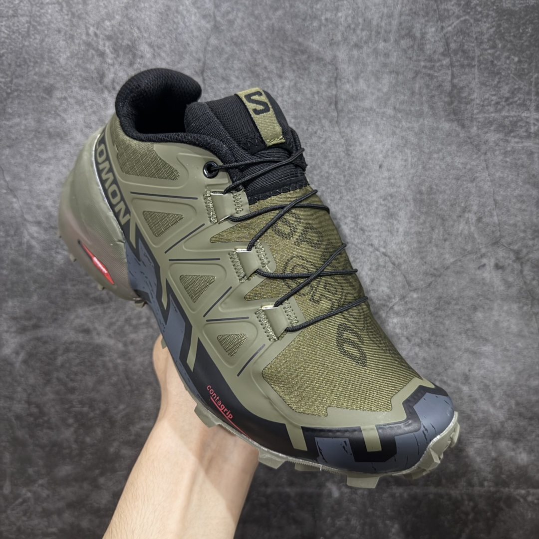 图片[3]-【莞产版本】萨洛蒙/Salomon Speed Cross 6织物皮革低帮全能越野透气休闲运动鞋 Salomon 正式推出全新概念鞋款 SPEEDCROSS 以侵略性设计与先锋户外美学融合 相互交织出纵横山野和城市间的跑鞋轮廓 由混合网眼织物与皮革打造鞋面 辅以皮革细节点缀增强视觉冲击 整体以爪痕式的鞋面纹路搭配流线型轮廓呈现 极具辨识度的夸张外大底设计 增高之余更适合城市生活环境的舒适防滑效果 功能性层面 鞋面 3D 开放式网眼最大限度提供着用透气性 并注入合成材料为户外穿着带来极大的耐用和保护性 得益于 Salomon 多项功能性科技 从中底到鞋带系统都为脚部提供了一个安全和舒适的贴合感 并在松散、柔软、崎岖和不平坦的地形环境上带来卓越的抓地力 尺码：40-46-选品中心