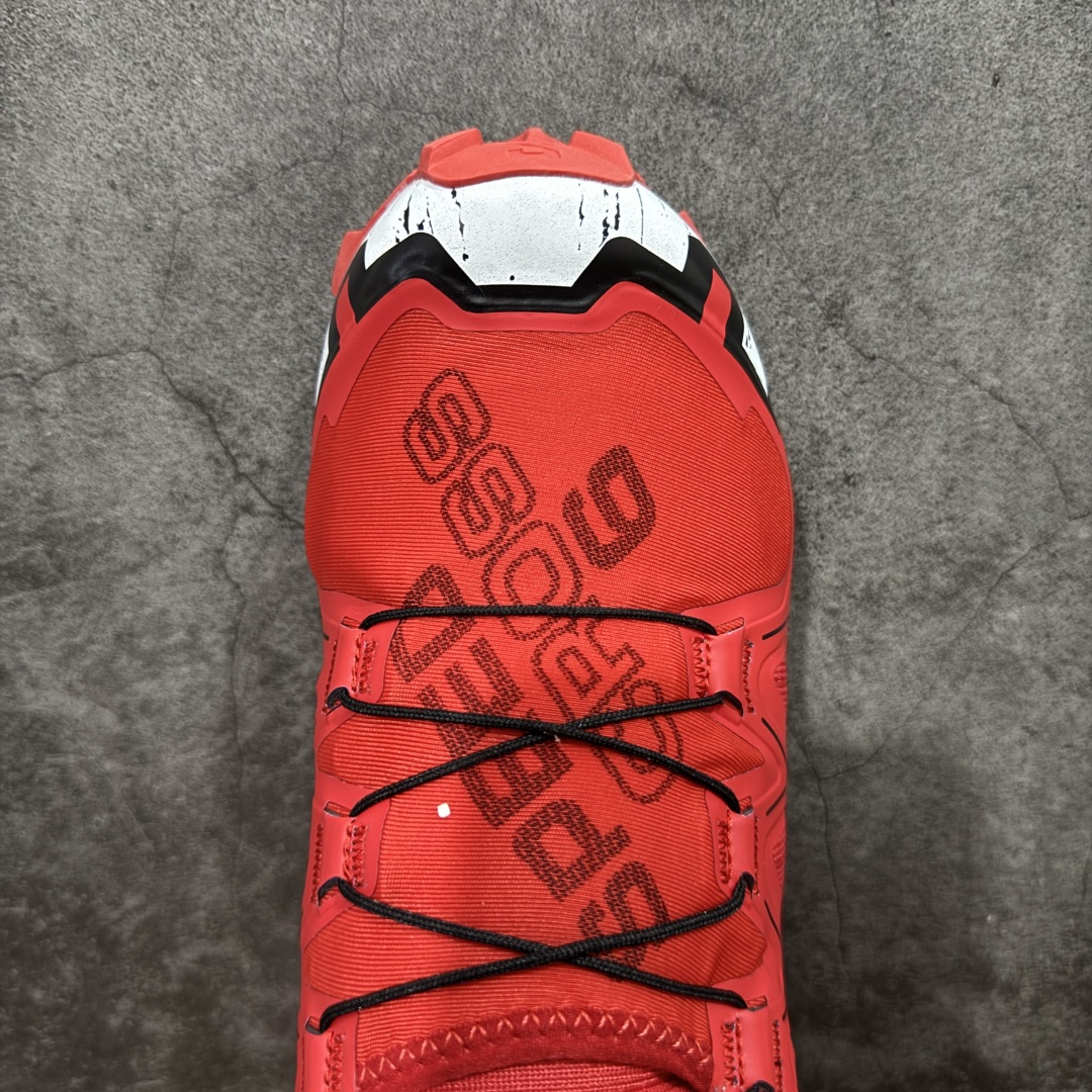 图片[5]-【莞产版本】萨洛蒙/Salomon Speed Cross 6织物皮革低帮全能越野透气休闲运动鞋 Salomon 正式推出全新概念鞋款 SPEEDCROSS 以侵略性设计与先锋户外美学融合 相互交织出纵横山野和城市间的跑鞋轮廓 由混合网眼织物与皮革打造鞋面 辅以皮革细节点缀增强视觉冲击 整体以爪痕式的鞋面纹路搭配流线型轮廓呈现 极具辨识度的夸张外大底设计 增高之余更适合城市生活环境的舒适防滑效果 功能性层面 鞋面 3D 开放式网眼最大限度提供着用透气性 并注入合成材料为户外穿着带来极大的耐用和保护性 得益于 Salomon 多项功能性科技 从中底到鞋带系统都为脚部提供了一个安全和舒适的贴合感 并在松散、柔软、崎岖和不平坦的地形环境上带来卓越的抓地力 尺码：40-46-选品中心
