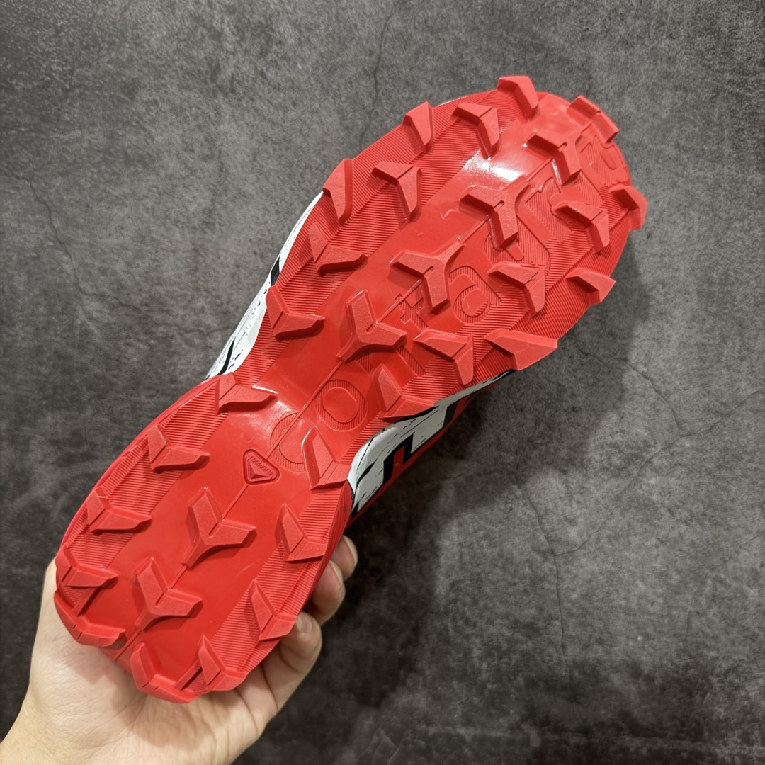 图片[9]-【莞产版本】萨洛蒙/Salomon Speed Cross 6织物皮革低帮全能越野透气休闲运动鞋 Salomon 正式推出全新概念鞋款 SPEEDCROSS 以侵略性设计与先锋户外美学融合 相互交织出纵横山野和城市间的跑鞋轮廓 由混合网眼织物与皮革打造鞋面 辅以皮革细节点缀增强视觉冲击 整体以爪痕式的鞋面纹路搭配流线型轮廓呈现 极具辨识度的夸张外大底设计 增高之余更适合城市生活环境的舒适防滑效果 功能性层面 鞋面 3D 开放式网眼最大限度提供着用透气性 并注入合成材料为户外穿着带来极大的耐用和保护性 得益于 Salomon 多项功能性科技 从中底到鞋带系统都为脚部提供了一个安全和舒适的贴合感 并在松散、柔软、崎岖和不平坦的地形环境上带来卓越的抓地力 尺码：40-46-选品中心