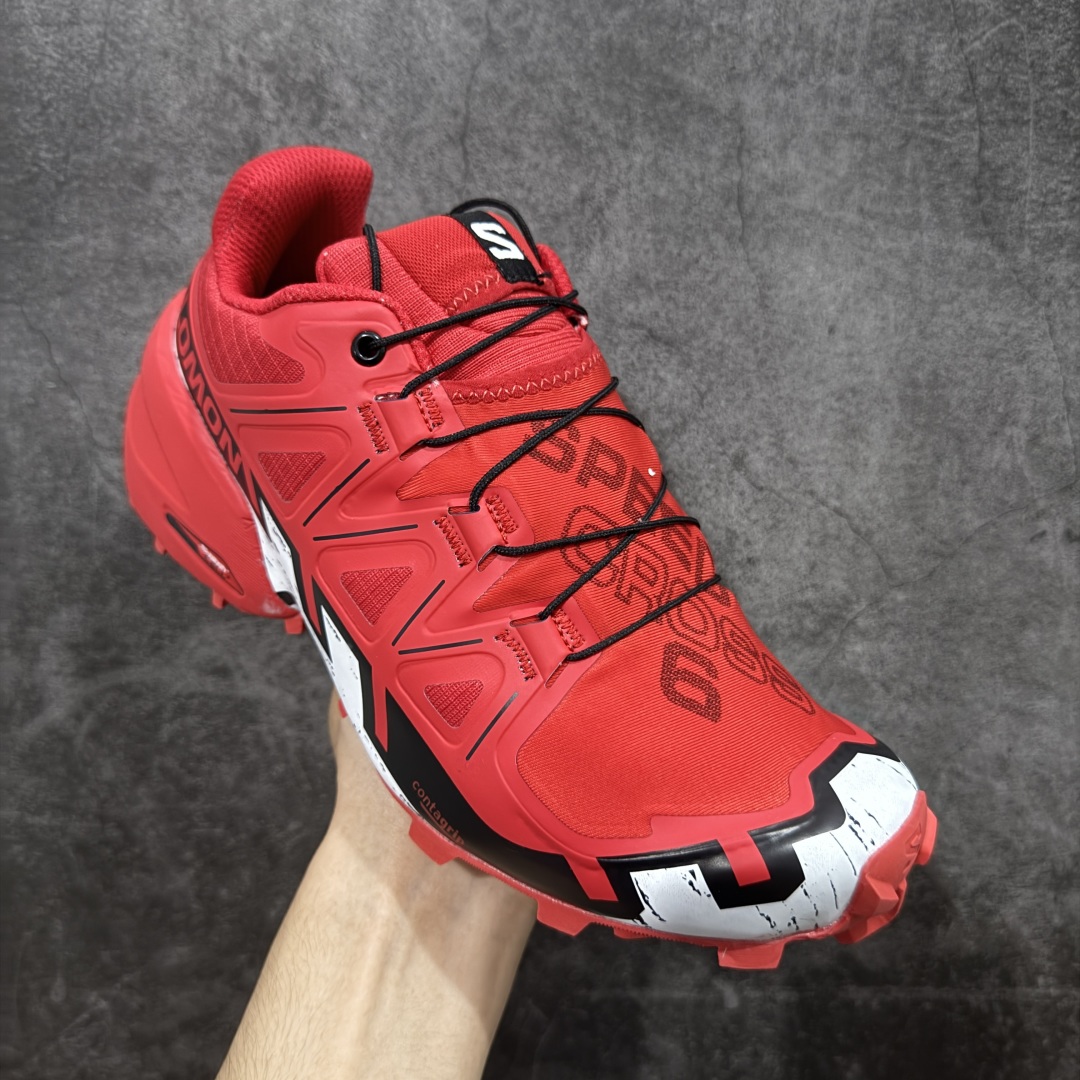 图片[3]-【莞产版本】萨洛蒙/Salomon Speed Cross 6织物皮革低帮全能越野透气休闲运动鞋 Salomon 正式推出全新概念鞋款 SPEEDCROSS 以侵略性设计与先锋户外美学融合 相互交织出纵横山野和城市间的跑鞋轮廓 由混合网眼织物与皮革打造鞋面 辅以皮革细节点缀增强视觉冲击 整体以爪痕式的鞋面纹路搭配流线型轮廓呈现 极具辨识度的夸张外大底设计 增高之余更适合城市生活环境的舒适防滑效果 功能性层面 鞋面 3D 开放式网眼最大限度提供着用透气性 并注入合成材料为户外穿着带来极大的耐用和保护性 得益于 Salomon 多项功能性科技 从中底到鞋带系统都为脚部提供了一个安全和舒适的贴合感 并在松散、柔软、崎岖和不平坦的地形环境上带来卓越的抓地力 尺码：40-46-选品中心