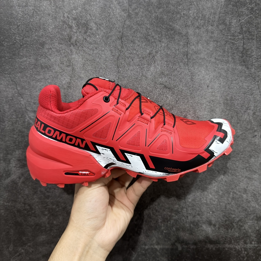 【莞产版本】萨洛蒙/Salomon Speed Cross 6织物皮革低帮全能越野透气休闲运动鞋 Salomon 正式推出全新概念鞋款 SPEEDCROSS 以侵略性设计与先锋户外美学融合 相互交织出纵横山野和城市间的跑鞋轮廓 由混合网眼织物与皮革打造鞋面 辅以皮革细节点缀增强视觉冲击 整体以爪痕式的鞋面纹路搭配流线型轮廓呈现 极具辨识度的夸张外大底设计 增高之余更适合城市生活环境的舒适防滑效果 功能性层面 鞋面 3D 开放式网眼最大限度提供着用透气性 并注入合成材料为户外穿着带来极大的耐用和保护性 得益于 Salomon 多项功能性科技 从中底到鞋带系统都为脚部提供了一个安全和舒适的贴合感 并在松散、柔软、崎岖和不平坦的地形环境上带来卓越的抓地力 尺码:40-46-选品中心