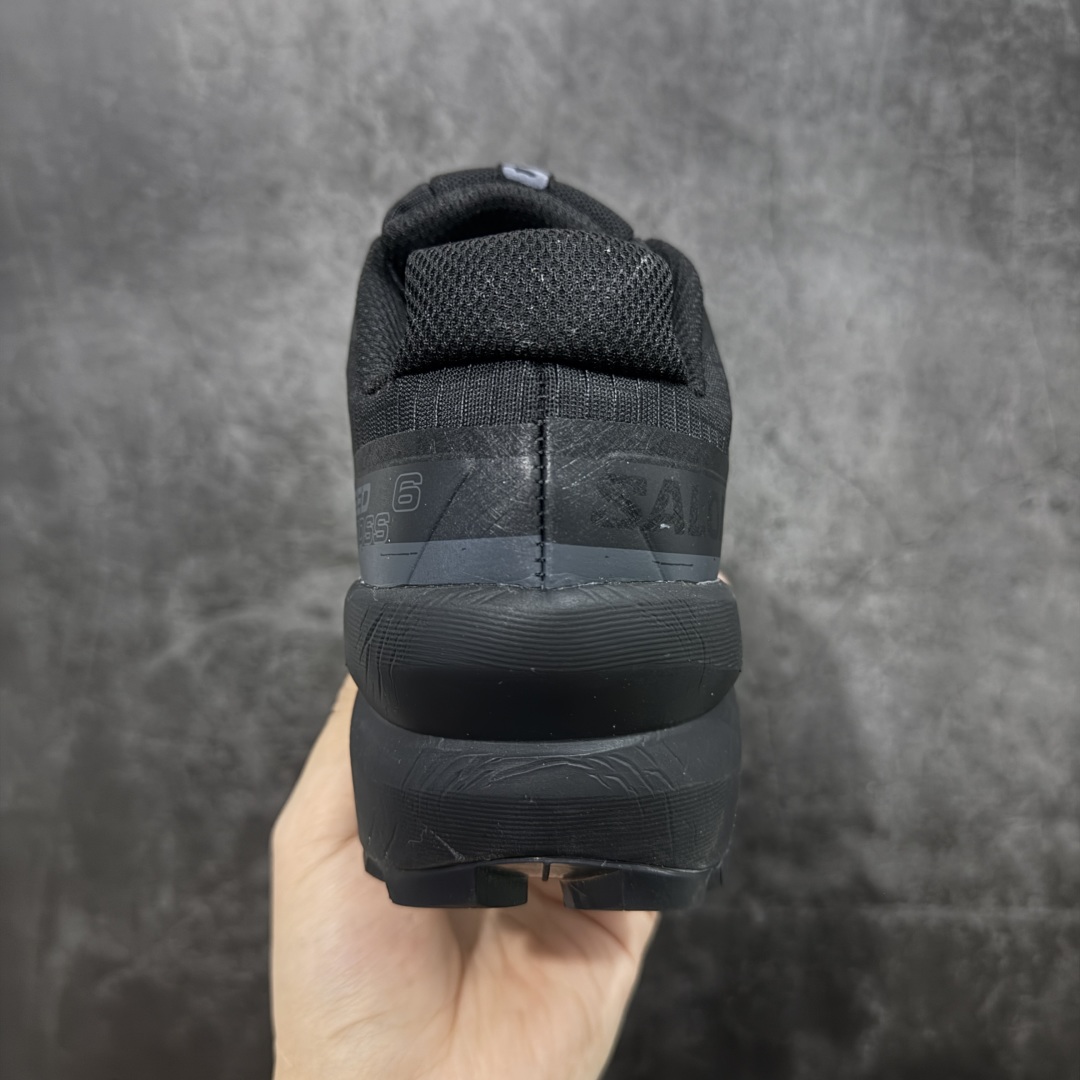 图片[4]-【莞产版本】萨洛蒙/Salomon Speed Cross 6织物皮革低帮全能越野透气休闲运动鞋 Salomon 正式推出全新概念鞋款 SPEEDCROSS 以侵略性设计与先锋户外美学融合 相互交织出纵横山野和城市间的跑鞋轮廓 由混合网眼织物与皮革打造鞋面 辅以皮革细节点缀增强视觉冲击 整体以爪痕式的鞋面纹路搭配流线型轮廓呈现 极具辨识度的夸张外大底设计 增高之余更适合城市生活环境的舒适防滑效果 功能性层面 鞋面 3D 开放式网眼最大限度提供着用透气性 并注入合成材料为户外穿着带来极大的耐用和保护性 得益于 Salomon 多项功能性科技 从中底到鞋带系统都为脚部提供了一个安全和舒适的贴合感 并在松散、柔软、崎岖和不平坦的地形环境上带来卓越的抓地力 尺码：40-46-选品中心