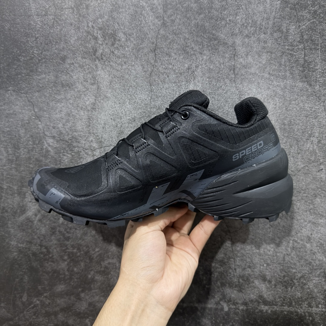 图片[2]-【莞产版本】萨洛蒙/Salomon Speed Cross 6织物皮革低帮全能越野透气休闲运动鞋 Salomon 正式推出全新概念鞋款 SPEEDCROSS 以侵略性设计与先锋户外美学融合 相互交织出纵横山野和城市间的跑鞋轮廓 由混合网眼织物与皮革打造鞋面 辅以皮革细节点缀增强视觉冲击 整体以爪痕式的鞋面纹路搭配流线型轮廓呈现 极具辨识度的夸张外大底设计 增高之余更适合城市生活环境的舒适防滑效果 功能性层面 鞋面 3D 开放式网眼最大限度提供着用透气性 并注入合成材料为户外穿着带来极大的耐用和保护性 得益于 Salomon 多项功能性科技 从中底到鞋带系统都为脚部提供了一个安全和舒适的贴合感 并在松散、柔软、崎岖和不平坦的地形环境上带来卓越的抓地力 尺码：40-46-选品中心