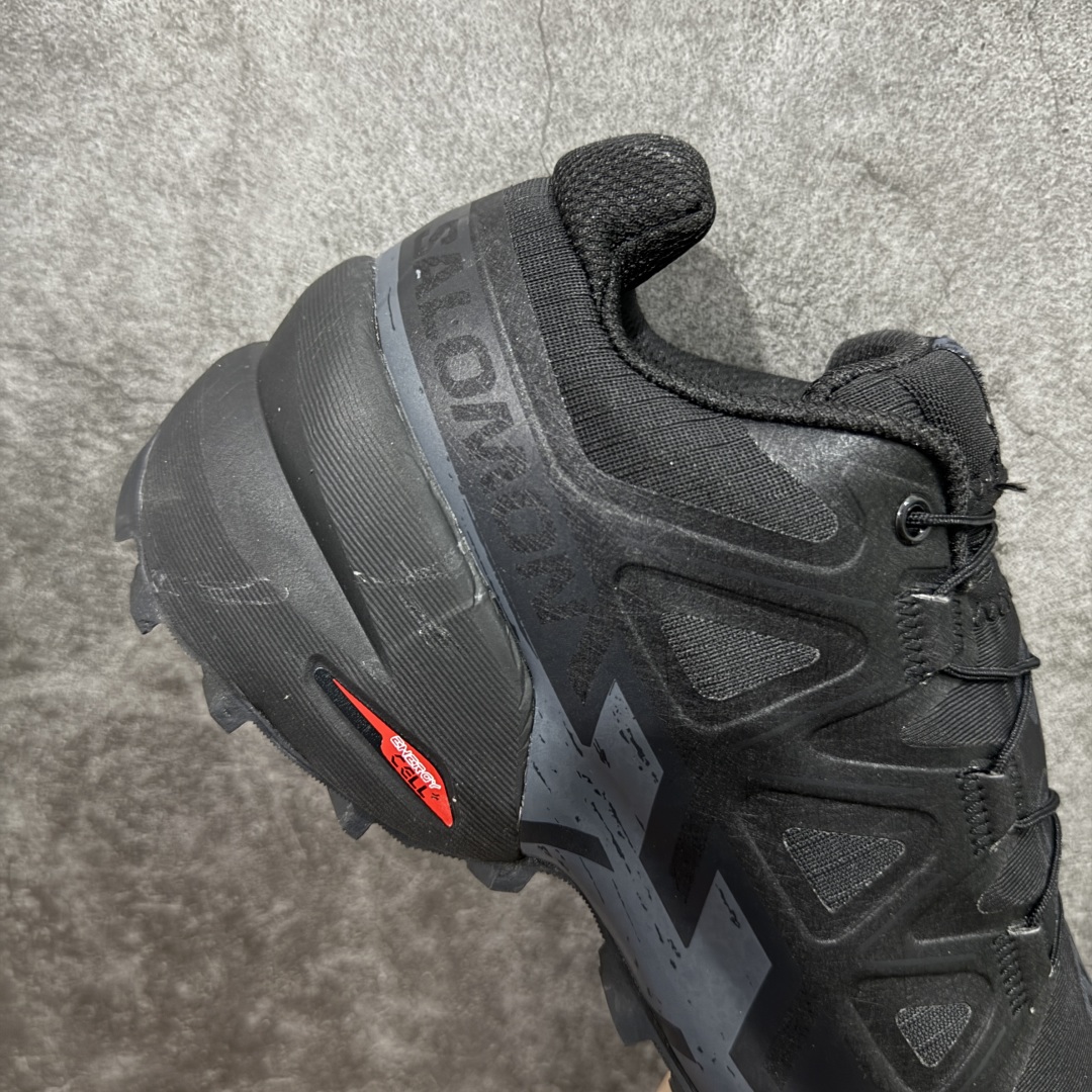 图片[7]-【莞产版本】萨洛蒙/Salomon Speed Cross 6织物皮革低帮全能越野透气休闲运动鞋 Salomon 正式推出全新概念鞋款 SPEEDCROSS 以侵略性设计与先锋户外美学融合 相互交织出纵横山野和城市间的跑鞋轮廓 由混合网眼织物与皮革打造鞋面 辅以皮革细节点缀增强视觉冲击 整体以爪痕式的鞋面纹路搭配流线型轮廓呈现 极具辨识度的夸张外大底设计 增高之余更适合城市生活环境的舒适防滑效果 功能性层面 鞋面 3D 开放式网眼最大限度提供着用透气性 并注入合成材料为户外穿着带来极大的耐用和保护性 得益于 Salomon 多项功能性科技 从中底到鞋带系统都为脚部提供了一个安全和舒适的贴合感 并在松散、柔软、崎岖和不平坦的地形环境上带来卓越的抓地力 尺码：40-46-选品中心