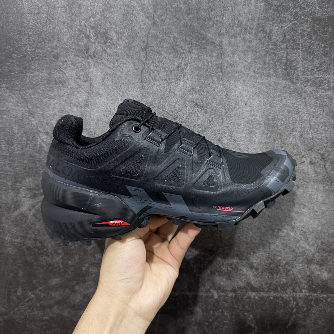 【莞产版本】萨洛蒙/Salomon Speed Cross 6织物皮革低帮全能越野透气休闲运动鞋 Salomon 正式推出全新概念鞋款 SPEEDCROSS 以侵略性设计与先锋户外美学融合 相互交织出纵横山野和城市间的跑鞋轮廓 由混合网眼织物与皮革打造鞋面 辅以皮革细节点缀增强视觉冲击 整体以爪痕式的鞋面纹路搭配流线型轮廓呈现 极具辨识度的夸张外大底设计 增高之余更适合城市生活环境的舒适防滑效果 功能性层面 鞋面 3D 开放式网眼最大限度提供着用透气性 并注入合成材料为户外穿着带来极大的耐用和保护性 得益于 Salomon 多项功能性科技 从中底到鞋带系统都为脚部提供了一个安全和舒适的贴合感 并在松散、柔软、崎岖和不平坦的地形环境上带来卓越的抓地力 尺码：40-46-选品中心