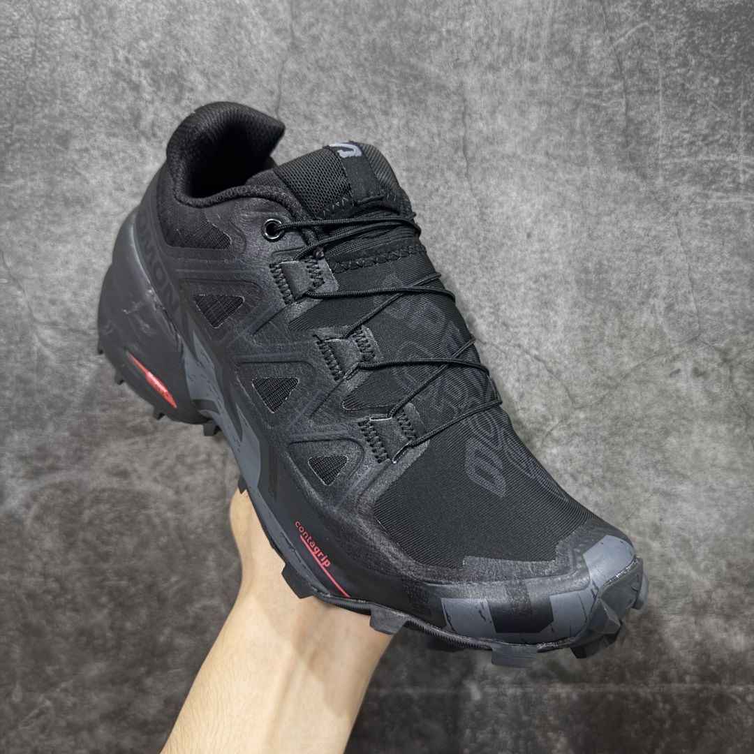 图片[3]-【莞产版本】萨洛蒙/Salomon Speed Cross 6织物皮革低帮全能越野透气休闲运动鞋 Salomon 正式推出全新概念鞋款 SPEEDCROSS 以侵略性设计与先锋户外美学融合 相互交织出纵横山野和城市间的跑鞋轮廓 由混合网眼织物与皮革打造鞋面 辅以皮革细节点缀增强视觉冲击 整体以爪痕式的鞋面纹路搭配流线型轮廓呈现 极具辨识度的夸张外大底设计 增高之余更适合城市生活环境的舒适防滑效果 功能性层面 鞋面 3D 开放式网眼最大限度提供着用透气性 并注入合成材料为户外穿着带来极大的耐用和保护性 得益于 Salomon 多项功能性科技 从中底到鞋带系统都为脚部提供了一个安全和舒适的贴合感 并在松散、柔软、崎岖和不平坦的地形环境上带来卓越的抓地力 尺码：40-46-选品中心