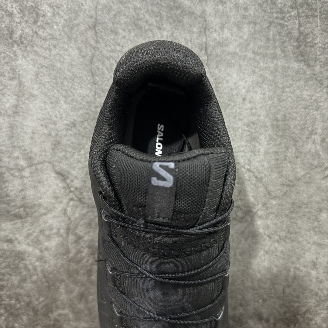 图片[8]-【莞产版本】萨洛蒙/Salomon Speed Cross 6织物皮革低帮全能越野透气休闲运动鞋 Salomon 正式推出全新概念鞋款 SPEEDCROSS 以侵略性设计与先锋户外美学融合 相互交织出纵横山野和城市间的跑鞋轮廓 由混合网眼织物与皮革打造鞋面 辅以皮革细节点缀增强视觉冲击 整体以爪痕式的鞋面纹路搭配流线型轮廓呈现 极具辨识度的夸张外大底设计 增高之余更适合城市生活环境的舒适防滑效果 功能性层面 鞋面 3D 开放式网眼最大限度提供着用透气性 并注入合成材料为户外穿着带来极大的耐用和保护性 得益于 Salomon 多项功能性科技 从中底到鞋带系统都为脚部提供了一个安全和舒适的贴合感 并在松散、柔软、崎岖和不平坦的地形环境上带来卓越的抓地力 尺码：40-46-选品中心