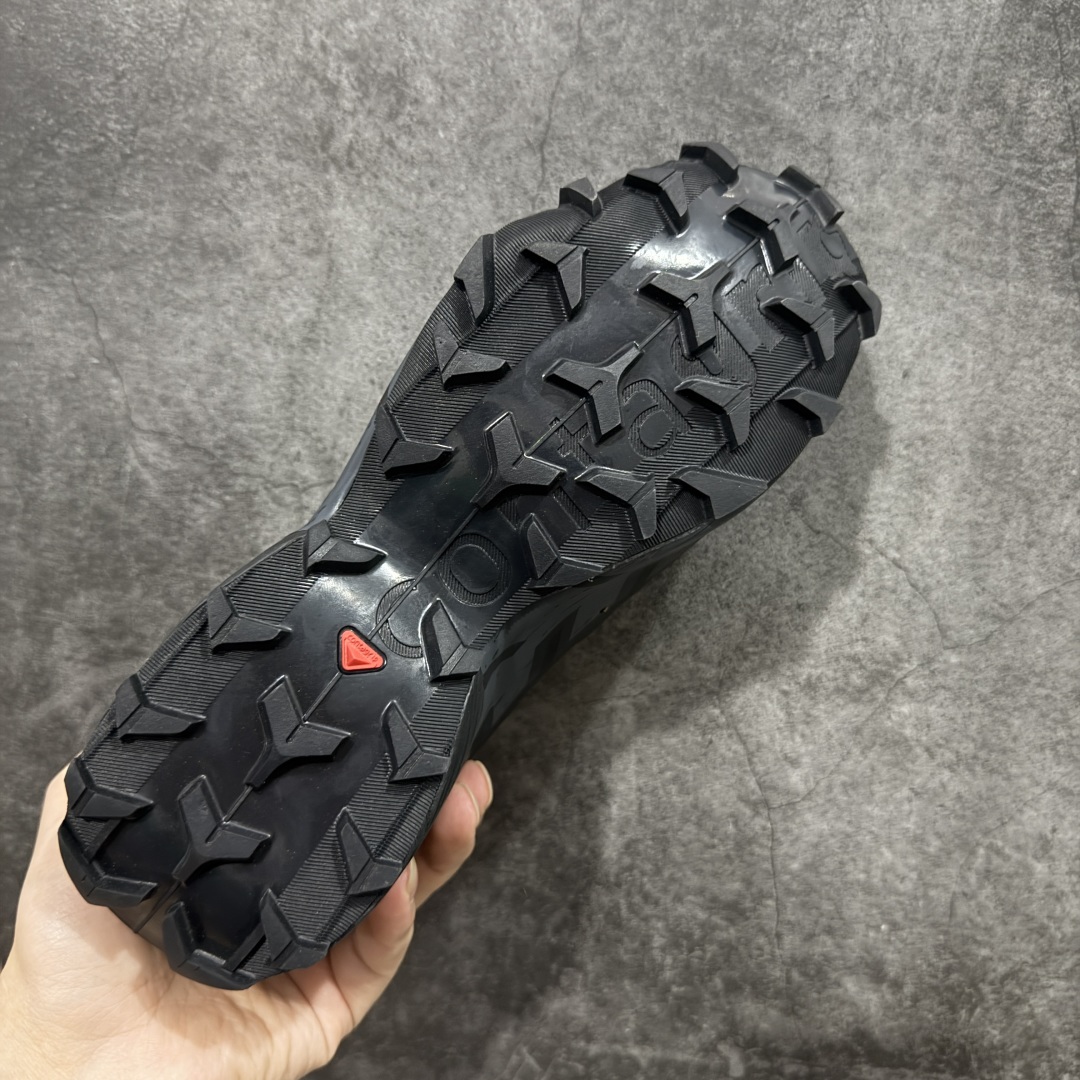 图片[9]-【莞产版本】萨洛蒙/Salomon Speed Cross 6织物皮革低帮全能越野透气休闲运动鞋 Salomon 正式推出全新概念鞋款 SPEEDCROSS 以侵略性设计与先锋户外美学融合 相互交织出纵横山野和城市间的跑鞋轮廓 由混合网眼织物与皮革打造鞋面 辅以皮革细节点缀增强视觉冲击 整体以爪痕式的鞋面纹路搭配流线型轮廓呈现 极具辨识度的夸张外大底设计 增高之余更适合城市生活环境的舒适防滑效果 功能性层面 鞋面 3D 开放式网眼最大限度提供着用透气性 并注入合成材料为户外穿着带来极大的耐用和保护性 得益于 Salomon 多项功能性科技 从中底到鞋带系统都为脚部提供了一个安全和舒适的贴合感 并在松散、柔软、崎岖和不平坦的地形环境上带来卓越的抓地力 尺码：40-46-选品中心