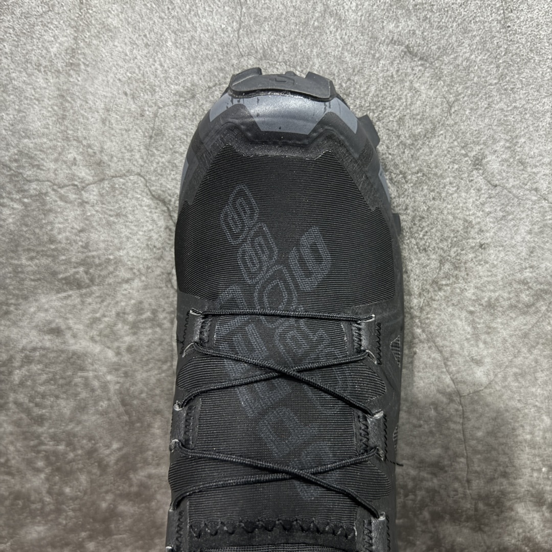 图片[5]-【莞产版本】萨洛蒙/Salomon Speed Cross 6织物皮革低帮全能越野透气休闲运动鞋 Salomon 正式推出全新概念鞋款 SPEEDCROSS 以侵略性设计与先锋户外美学融合 相互交织出纵横山野和城市间的跑鞋轮廓 由混合网眼织物与皮革打造鞋面 辅以皮革细节点缀增强视觉冲击 整体以爪痕式的鞋面纹路搭配流线型轮廓呈现 极具辨识度的夸张外大底设计 增高之余更适合城市生活环境的舒适防滑效果 功能性层面 鞋面 3D 开放式网眼最大限度提供着用透气性 并注入合成材料为户外穿着带来极大的耐用和保护性 得益于 Salomon 多项功能性科技 从中底到鞋带系统都为脚部提供了一个安全和舒适的贴合感 并在松散、柔软、崎岖和不平坦的地形环境上带来卓越的抓地力 尺码：40-46-选品中心