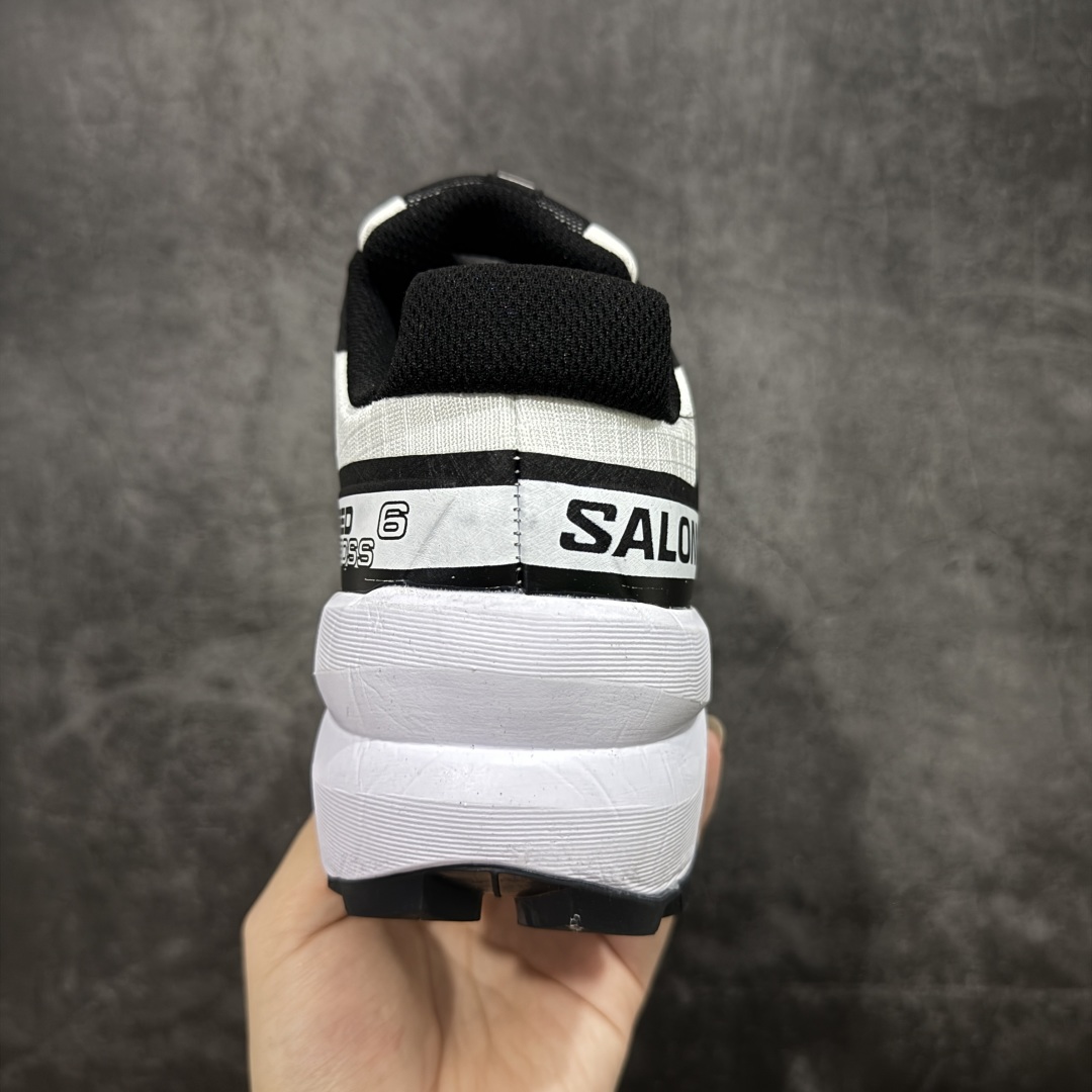 图片[4]-【莞产版本】萨洛蒙/Salomon Speed Cross 6织物皮革低帮全能越野透气休闲运动鞋 Salomon 正式推出全新概念鞋款 SPEEDCROSS 以侵略性设计与先锋户外美学融合 相互交织出纵横山野和城市间的跑鞋轮廓 由混合网眼织物与皮革打造鞋面 辅以皮革细节点缀增强视觉冲击 整体以爪痕式的鞋面纹路搭配流线型轮廓呈现 极具辨识度的夸张外大底设计 增高之余更适合城市生活环境的舒适防滑效果 功能性层面 鞋面 3D 开放式网眼最大限度提供着用透气性 并注入合成材料为户外穿着带来极大的耐用和保护性 得益于 Salomon 多项功能性科技 从中底到鞋带系统都为脚部提供了一个安全和舒适的贴合感 并在松散、柔软、崎岖和不平坦的地形环境上带来卓越的抓地力 尺码：40-46-选品中心