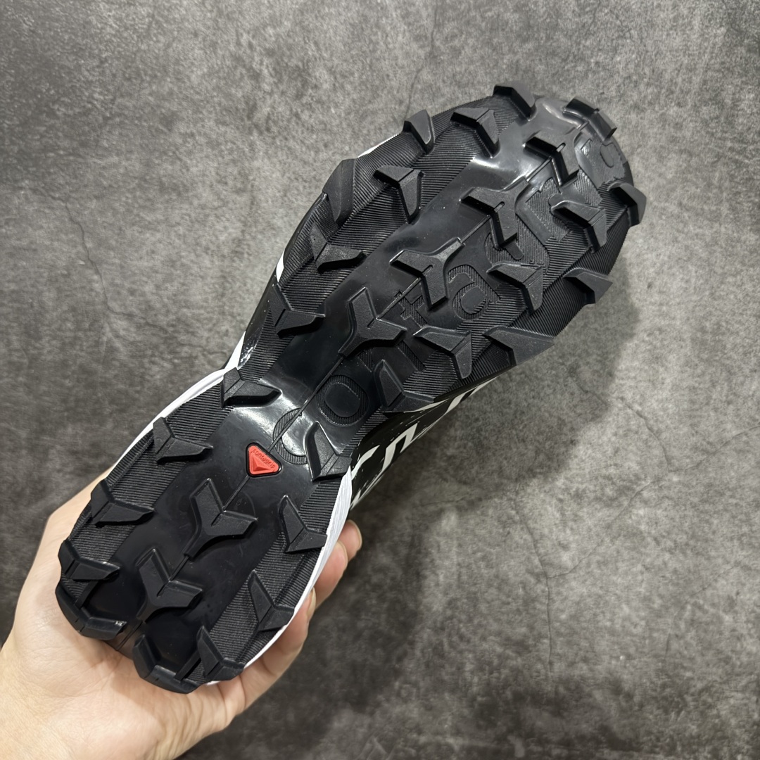 图片[9]-【莞产版本】萨洛蒙/Salomon Speed Cross 6织物皮革低帮全能越野透气休闲运动鞋 Salomon 正式推出全新概念鞋款 SPEEDCROSS 以侵略性设计与先锋户外美学融合 相互交织出纵横山野和城市间的跑鞋轮廓 由混合网眼织物与皮革打造鞋面 辅以皮革细节点缀增强视觉冲击 整体以爪痕式的鞋面纹路搭配流线型轮廓呈现 极具辨识度的夸张外大底设计 增高之余更适合城市生活环境的舒适防滑效果 功能性层面 鞋面 3D 开放式网眼最大限度提供着用透气性 并注入合成材料为户外穿着带来极大的耐用和保护性 得益于 Salomon 多项功能性科技 从中底到鞋带系统都为脚部提供了一个安全和舒适的贴合感 并在松散、柔软、崎岖和不平坦的地形环境上带来卓越的抓地力 尺码：40-46-选品中心