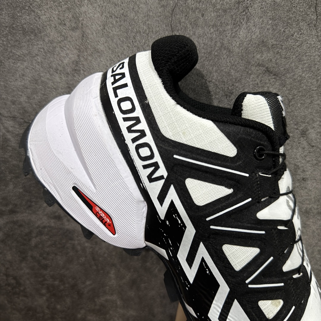 图片[7]-【莞产版本】萨洛蒙/Salomon Speed Cross 6织物皮革低帮全能越野透气休闲运动鞋 Salomon 正式推出全新概念鞋款 SPEEDCROSS 以侵略性设计与先锋户外美学融合 相互交织出纵横山野和城市间的跑鞋轮廓 由混合网眼织物与皮革打造鞋面 辅以皮革细节点缀增强视觉冲击 整体以爪痕式的鞋面纹路搭配流线型轮廓呈现 极具辨识度的夸张外大底设计 增高之余更适合城市生活环境的舒适防滑效果 功能性层面 鞋面 3D 开放式网眼最大限度提供着用透气性 并注入合成材料为户外穿着带来极大的耐用和保护性 得益于 Salomon 多项功能性科技 从中底到鞋带系统都为脚部提供了一个安全和舒适的贴合感 并在松散、柔软、崎岖和不平坦的地形环境上带来卓越的抓地力 尺码：40-46-选品中心