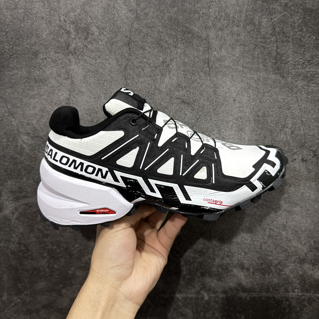 【莞产版本】萨洛蒙/Salomon Speed Cross 6织物皮革低帮全能越野透气休闲运动鞋 Salomon 正式推出全新概念鞋款 SPEEDCROSS 以侵略性设计与先锋户外美学融合 相互交织出纵横山野和城市间的跑鞋轮廓 由混合网眼织物与皮革打造鞋面 辅以皮革细节点缀增强视觉冲击 整体以爪痕式的鞋面纹路搭配流线型轮廓呈现 极具辨识度的夸张外大底设计 增高之余更适合城市生活环境的舒适防滑效果 功能性层面 鞋面 3D 开放式网眼最大限度提供着用透气性 并注入合成材料为户外穿着带来极大的耐用和保护性 得益于 Salomon 多项功能性科技 从中底到鞋带系统都为脚部提供了一个安全和舒适的贴合感 并在松散、柔软、崎岖和不平坦的地形环境上带来卓越的抓地力 尺码:40-46-选品中心