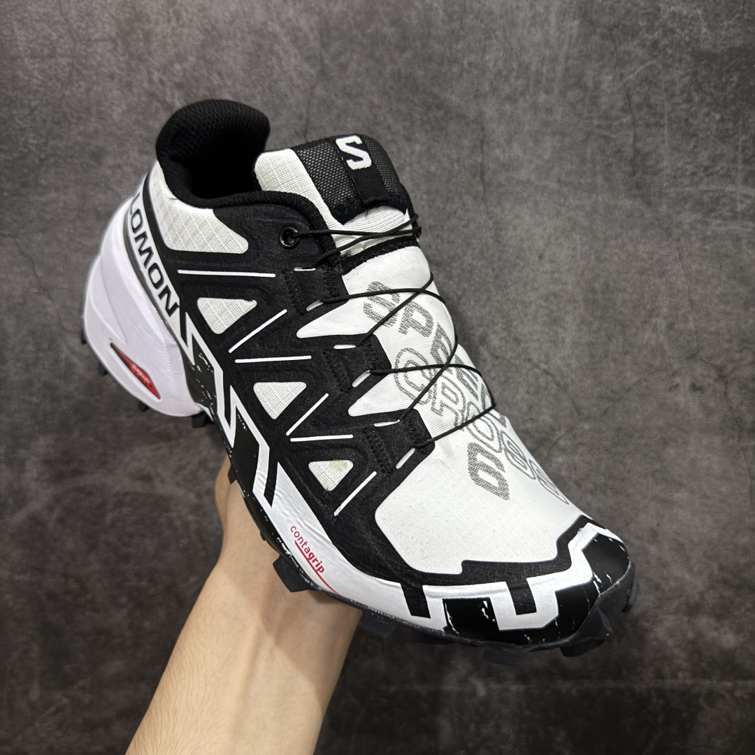 图片[3]-【莞产版本】萨洛蒙/Salomon Speed Cross 6织物皮革低帮全能越野透气休闲运动鞋 Salomon 正式推出全新概念鞋款 SPEEDCROSS 以侵略性设计与先锋户外美学融合 相互交织出纵横山野和城市间的跑鞋轮廓 由混合网眼织物与皮革打造鞋面 辅以皮革细节点缀增强视觉冲击 整体以爪痕式的鞋面纹路搭配流线型轮廓呈现 极具辨识度的夸张外大底设计 增高之余更适合城市生活环境的舒适防滑效果 功能性层面 鞋面 3D 开放式网眼最大限度提供着用透气性 并注入合成材料为户外穿着带来极大的耐用和保护性 得益于 Salomon 多项功能性科技 从中底到鞋带系统都为脚部提供了一个安全和舒适的贴合感 并在松散、柔软、崎岖和不平坦的地形环境上带来卓越的抓地力 尺码：40-46-选品中心