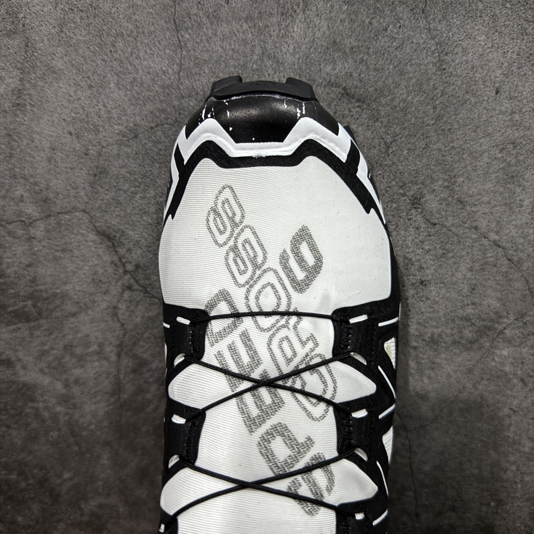 图片[5]-【莞产版本】萨洛蒙/Salomon Speed Cross 6织物皮革低帮全能越野透气休闲运动鞋 Salomon 正式推出全新概念鞋款 SPEEDCROSS 以侵略性设计与先锋户外美学融合 相互交织出纵横山野和城市间的跑鞋轮廓 由混合网眼织物与皮革打造鞋面 辅以皮革细节点缀增强视觉冲击 整体以爪痕式的鞋面纹路搭配流线型轮廓呈现 极具辨识度的夸张外大底设计 增高之余更适合城市生活环境的舒适防滑效果 功能性层面 鞋面 3D 开放式网眼最大限度提供着用透气性 并注入合成材料为户外穿着带来极大的耐用和保护性 得益于 Salomon 多项功能性科技 从中底到鞋带系统都为脚部提供了一个安全和舒适的贴合感 并在松散、柔软、崎岖和不平坦的地形环境上带来卓越的抓地力 尺码：40-46-选品中心