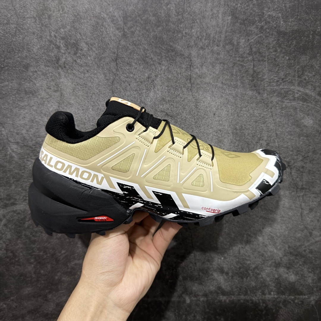 【莞产版本】萨洛蒙/Salomon Speed Cross 6织物皮革低帮全能越野透气休闲运动鞋 Salomon 正式推出全新概念鞋款 SPEEDCROSS 以侵略性设计与先锋户外美学融合 相互交织出纵横山野和城市间的跑鞋轮廓 由混合网眼织物与皮革打造鞋面 辅以皮革细节点缀增强视觉冲击 整体以爪痕式的鞋面纹路搭配流线型轮廓呈现 极具辨识度的夸张外大底设计 增高之余更适合城市生活环境的舒适防滑效果 功能性层面 鞋面 3D 开放式网眼最大限度提供着用透气性 并注入合成材料为户外穿着带来极大的耐用和保护性 得益于 Salomon 多项功能性科技 从中底到鞋带系统都为脚部提供了一个安全和舒适的贴合感 并在松散、柔软、崎岖和不平坦的地形环境上带来卓越的抓地力 尺码:40-46-选品中心