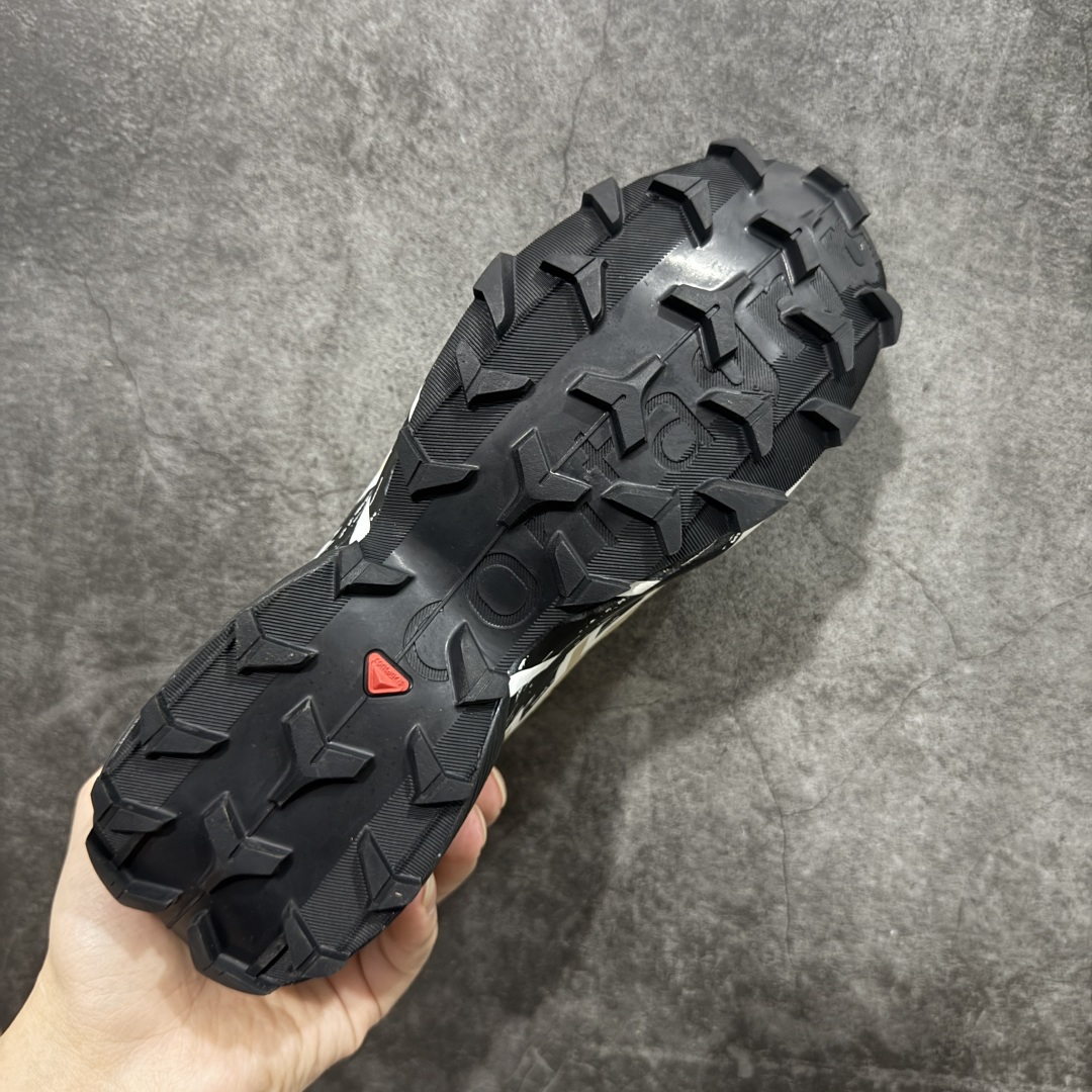 图片[9]-【莞产版本】萨洛蒙/Salomon Speed Cross 6织物皮革低帮全能越野透气休闲运动鞋 Salomon 正式推出全新概念鞋款 SPEEDCROSS 以侵略性设计与先锋户外美学融合 相互交织出纵横山野和城市间的跑鞋轮廓 由混合网眼织物与皮革打造鞋面 辅以皮革细节点缀增强视觉冲击 整体以爪痕式的鞋面纹路搭配流线型轮廓呈现 极具辨识度的夸张外大底设计 增高之余更适合城市生活环境的舒适防滑效果 功能性层面 鞋面 3D 开放式网眼最大限度提供着用透气性 并注入合成材料为户外穿着带来极大的耐用和保护性 得益于 Salomon 多项功能性科技 从中底到鞋带系统都为脚部提供了一个安全和舒适的贴合感 并在松散、柔软、崎岖和不平坦的地形环境上带来卓越的抓地力 尺码：40-46-选品中心